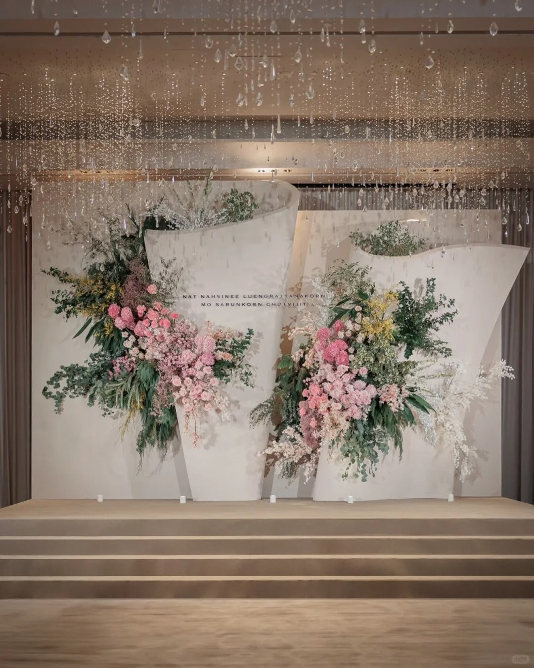 🌸 This Wedding Stage Looks Like a Giant Bouquet Opened in Mid-Air