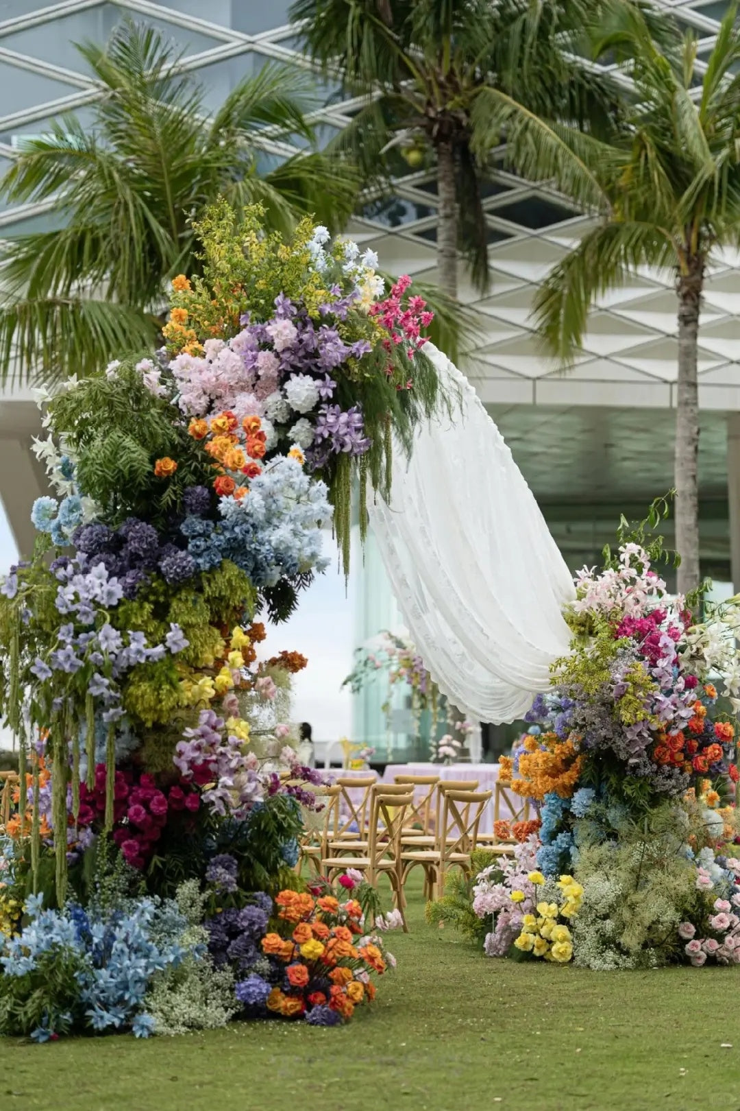I don't think I've ever seen a wedding that looked this much like a giant bouquet 💐🌈