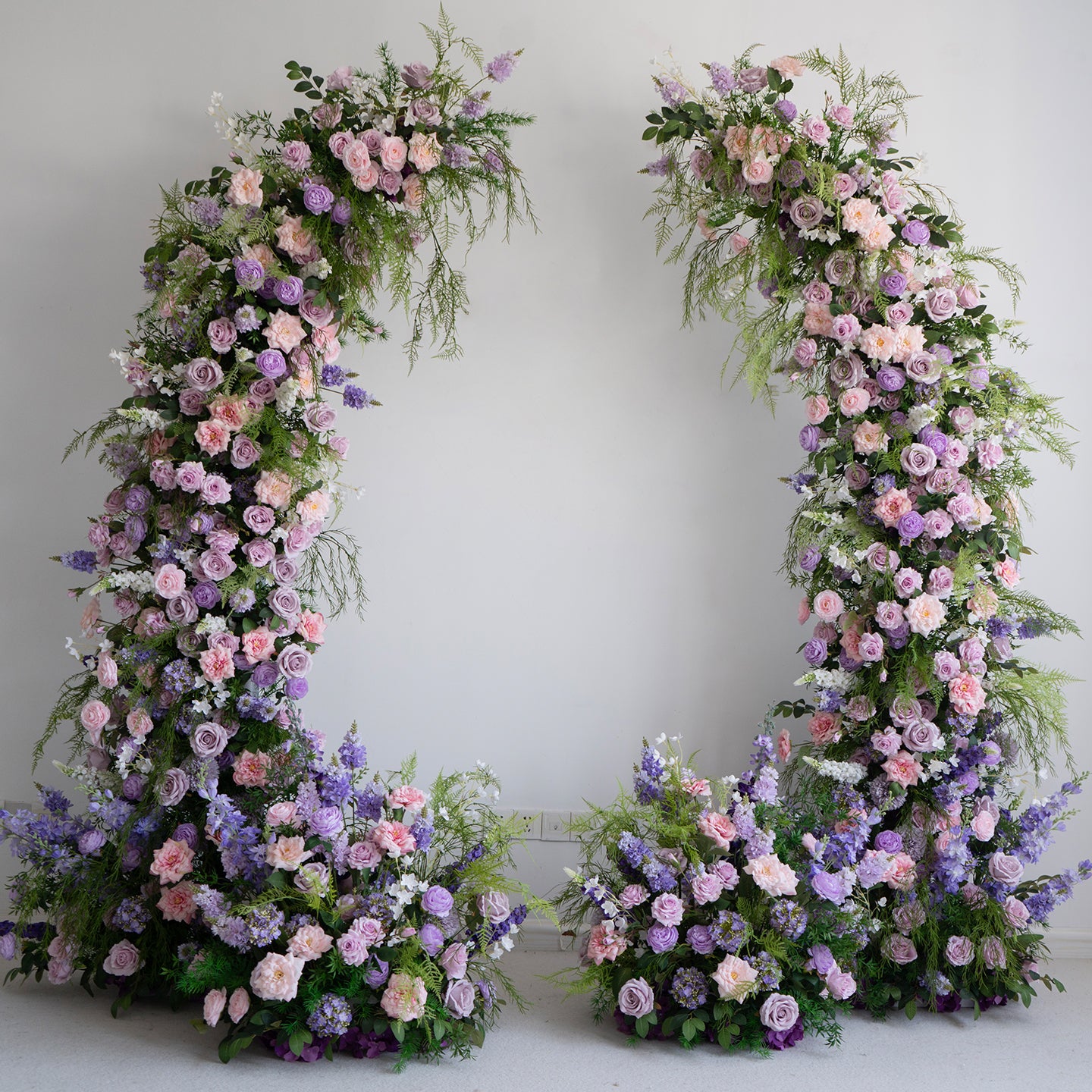 Eleganter Blumenbogen in Mondform für die Hochzeitszeremonie – Künstlicher Blumenbogen für Hochzeiten, Veranstaltungen und besondere Anlässe