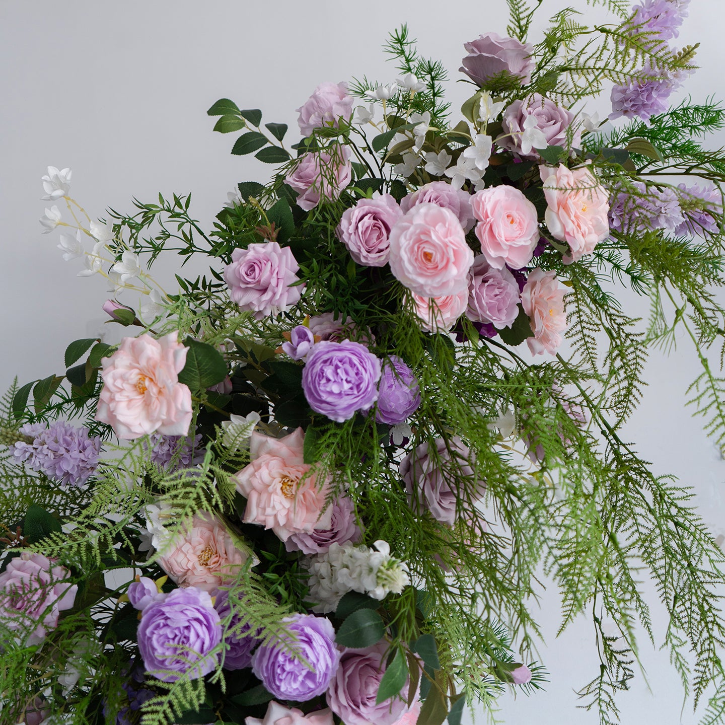 Eleganter Blumenbogen in Mondform für die Hochzeitszeremonie – Künstlicher Blumenbogen für Hochzeiten, Veranstaltungen und besondere Anlässe