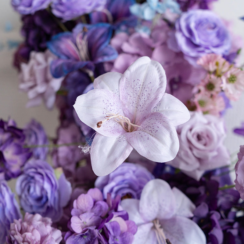 로맨틱 퍼플과 블루 플로럴 캐스케이드, 이벤트 및 축하를 위한 인조 꽃 테이블 센터피스 FA-235