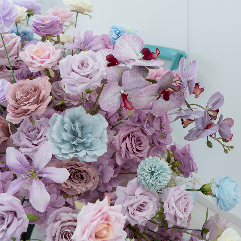 Corredor de mesa floral falso en tonos malva romántico y rubor, flores elegantes en cascada para ocasiones especiales FA-238