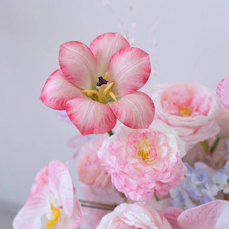 Pfirsich-weißes Kunstblumenarrangement – Romantisches Event-Tisch- und Schild-Styling-Set FA-263