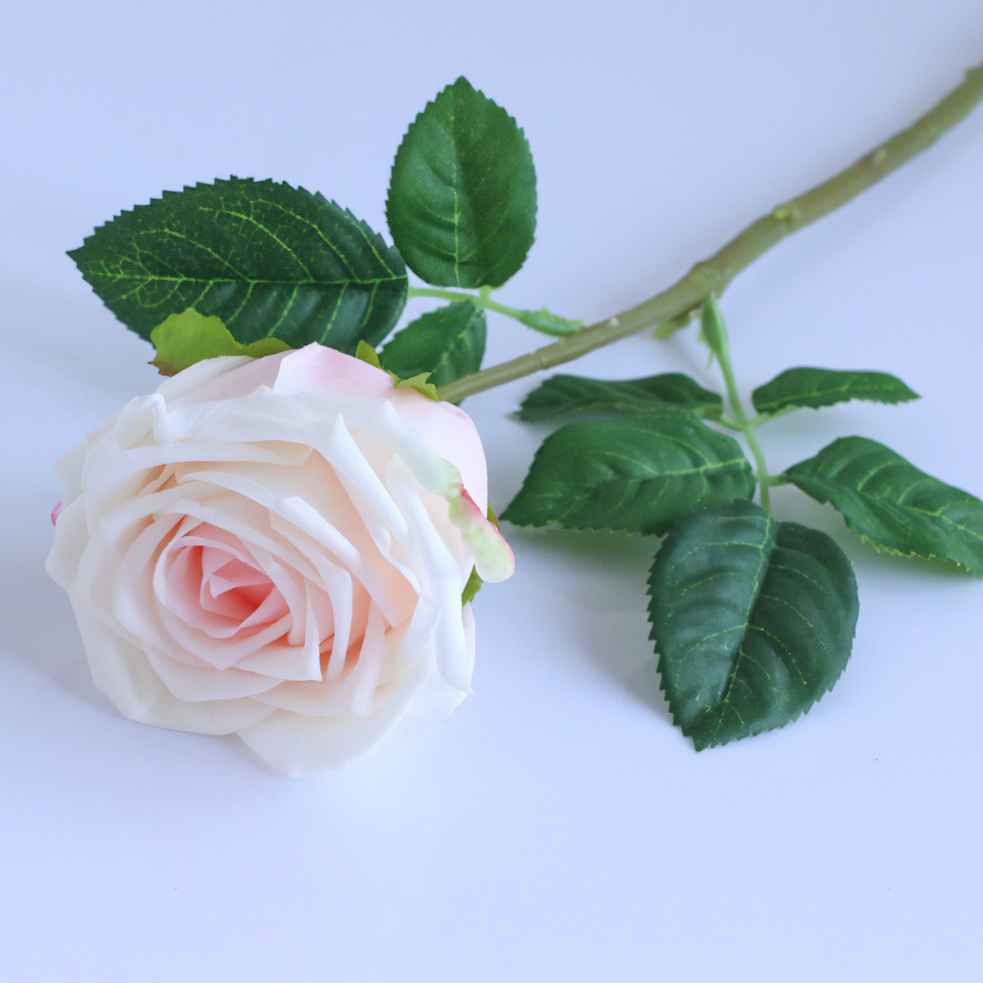 ヨーロッパスタイルのローズフェイクブーケ - プレミアムな保湿感のある人工のバラで、ホーム、リビングルーム、ダイニングの装飾に最適 - エレガントなウェディングの装飾品と豪華な小道具