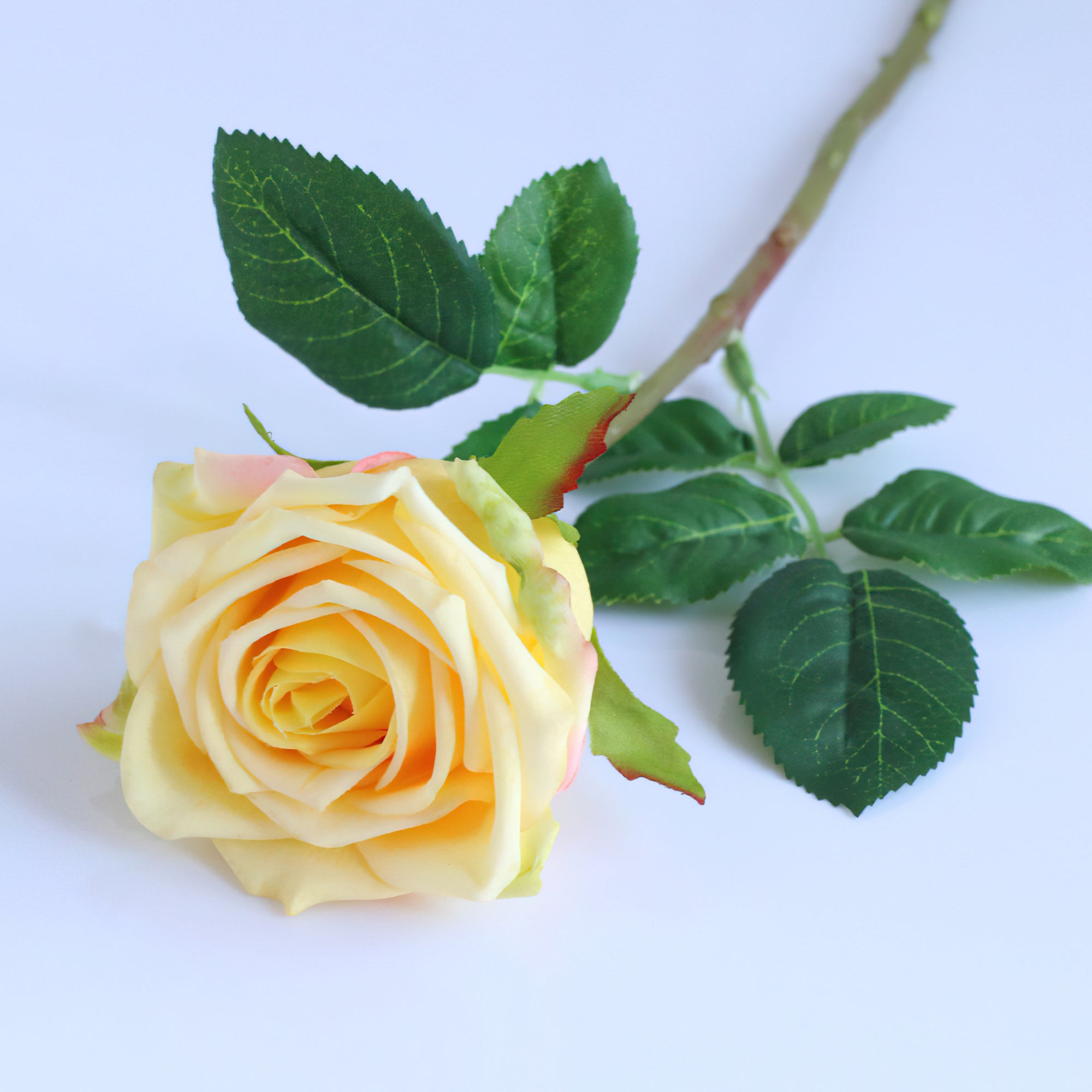 ヨーロッパスタイルのローズフェイクブーケ - プレミアムな保湿感のある人工のバラで、ホーム、リビングルーム、ダイニングの装飾に最適 - エレガントなウェディングの装飾品と豪華な小道具