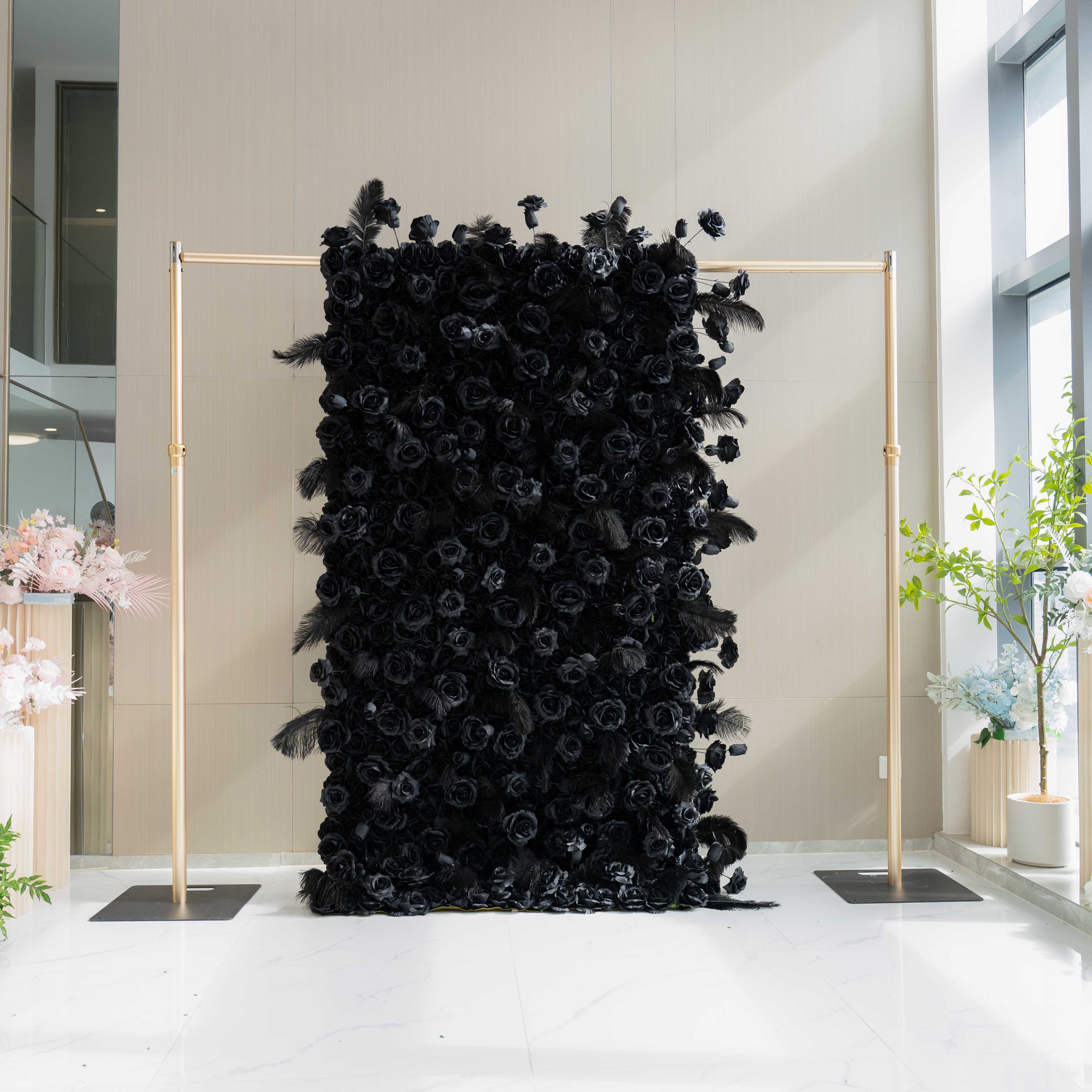 バラーフラワー人工フローラルウォールバックドロップ:ブラックカラーのバラとフェザー - ザ・ミッドナイトエニグマコレクション-VF-264