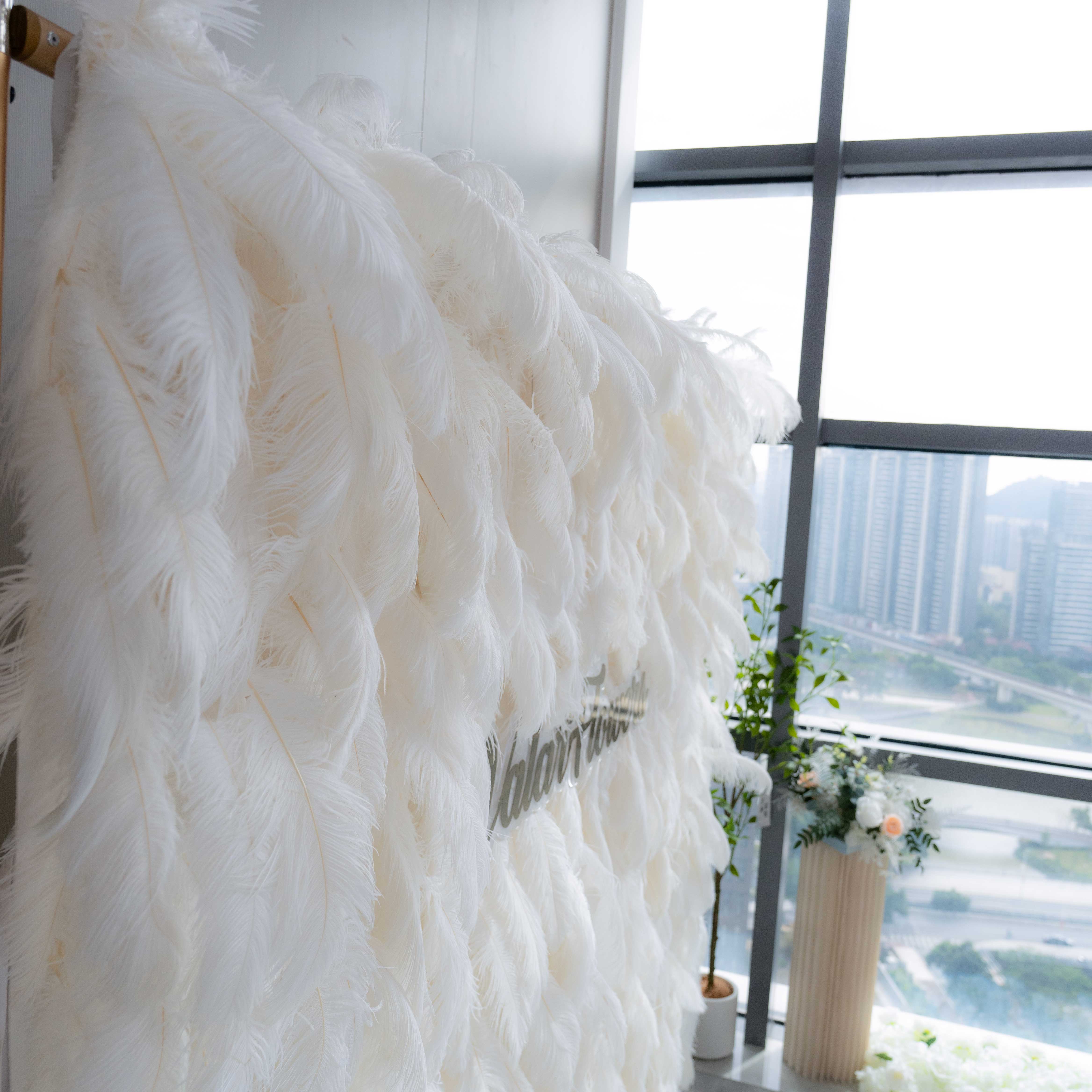 エレガントなホワイトダチョウの羽の壁のバックドロップ - ロールアップファブリックウォール - ブライダルパーティーデコール - ウェディング会場の祝賀フローラルウォール-VF-164