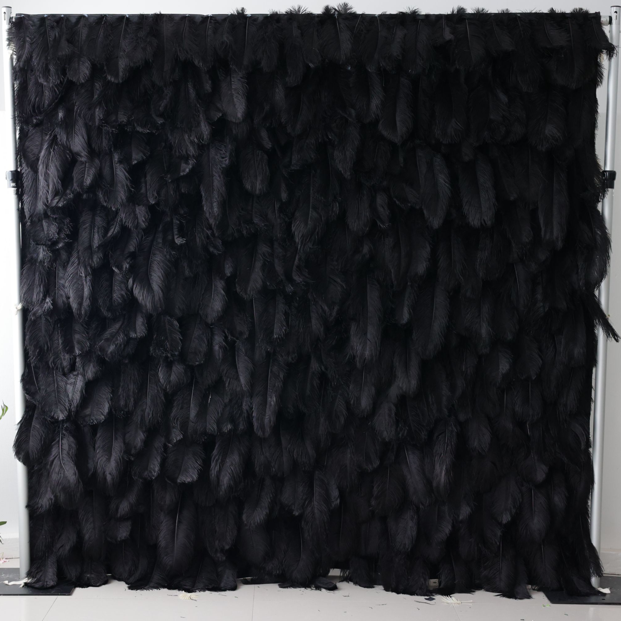 우아한 흰색 타조 깃털 벽 배경 - 롤업 패브릭 벽 - 신부 파티 장식 - 결혼식 장소 축하 꽃 벽 -VF-164