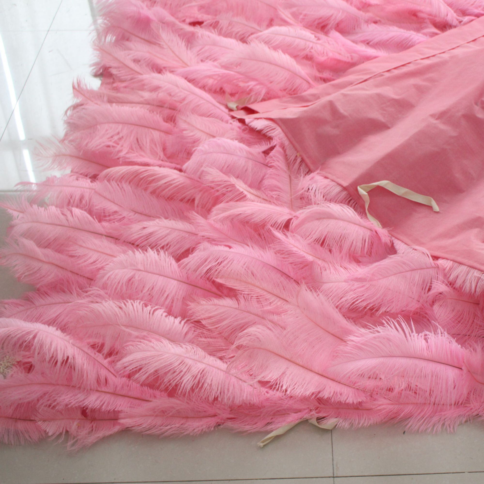 우아한 흰색 타조 깃털 벽 배경 - 롤업 패브릭 벽 - 신부 파티 장식 - 결혼식 장소 축하 꽃 벽 -VF-164