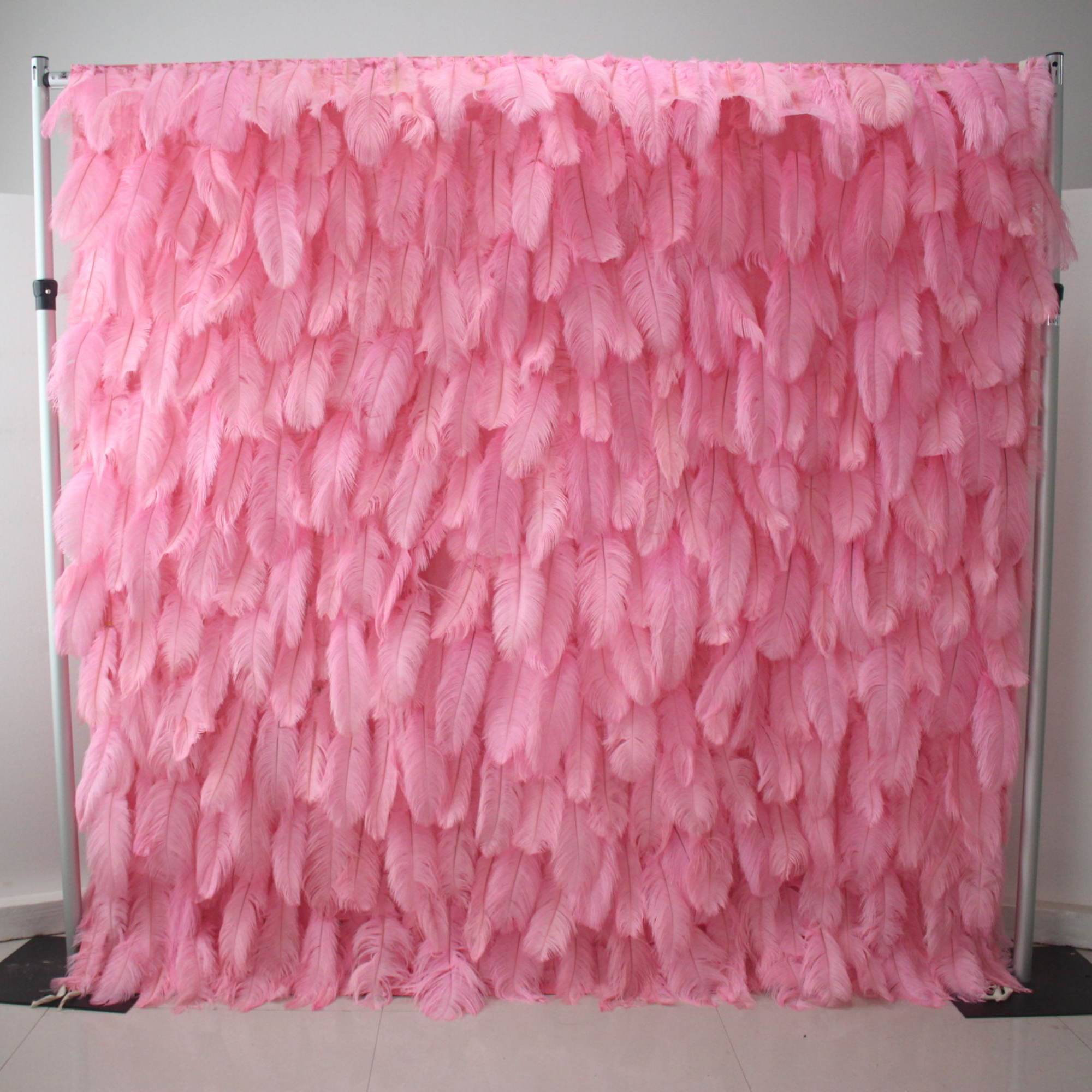 우아한 흰색 타조 깃털 벽 배경 - 롤업 패브릭 벽 - 신부 파티 장식 - 결혼식 장소 축하 꽃 벽 -VF-164