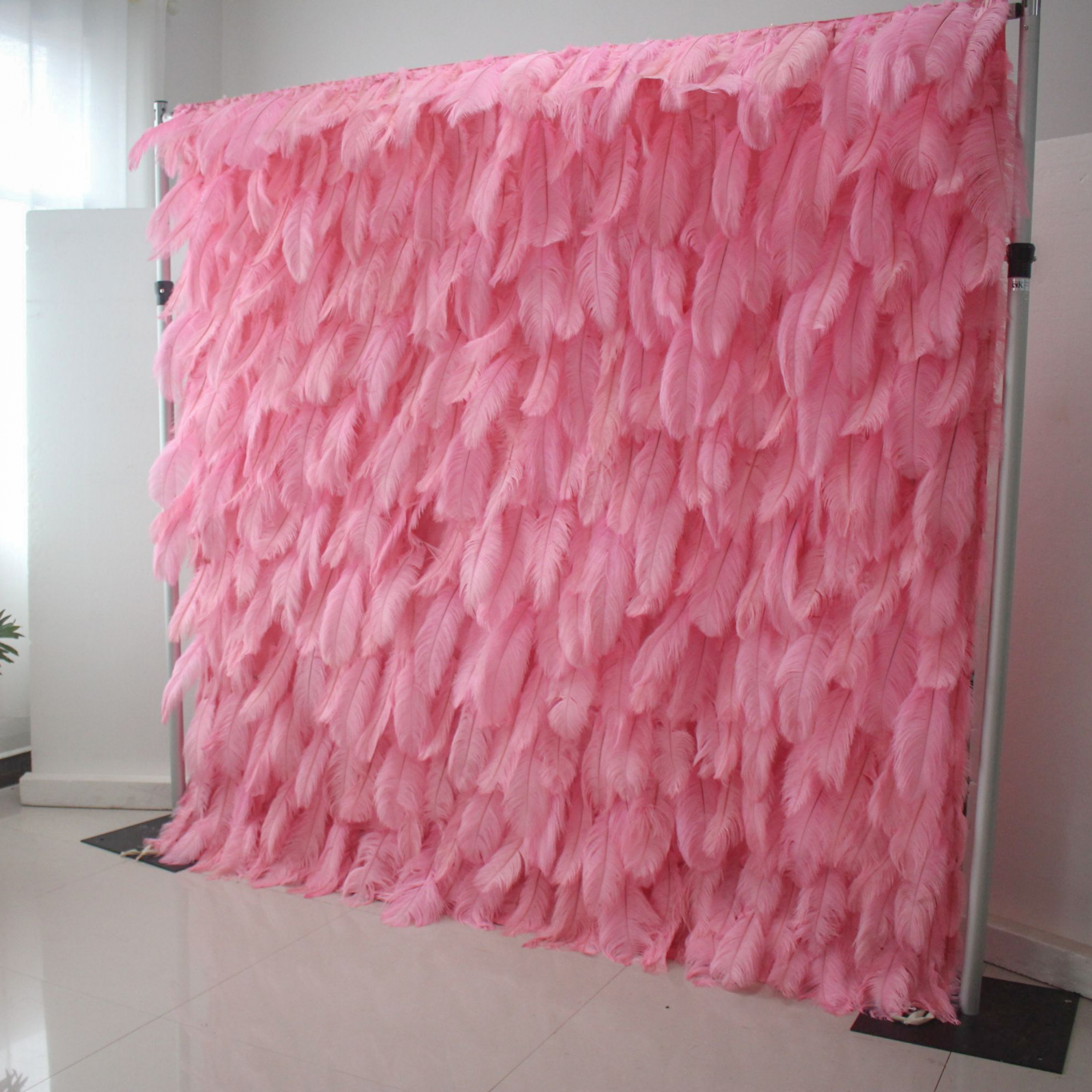 우아한 흰색 타조 깃털 벽 배경 - 롤업 패브릭 벽 - 신부 파티 장식 - 결혼식 장소 축하 꽃 벽 -VF-164