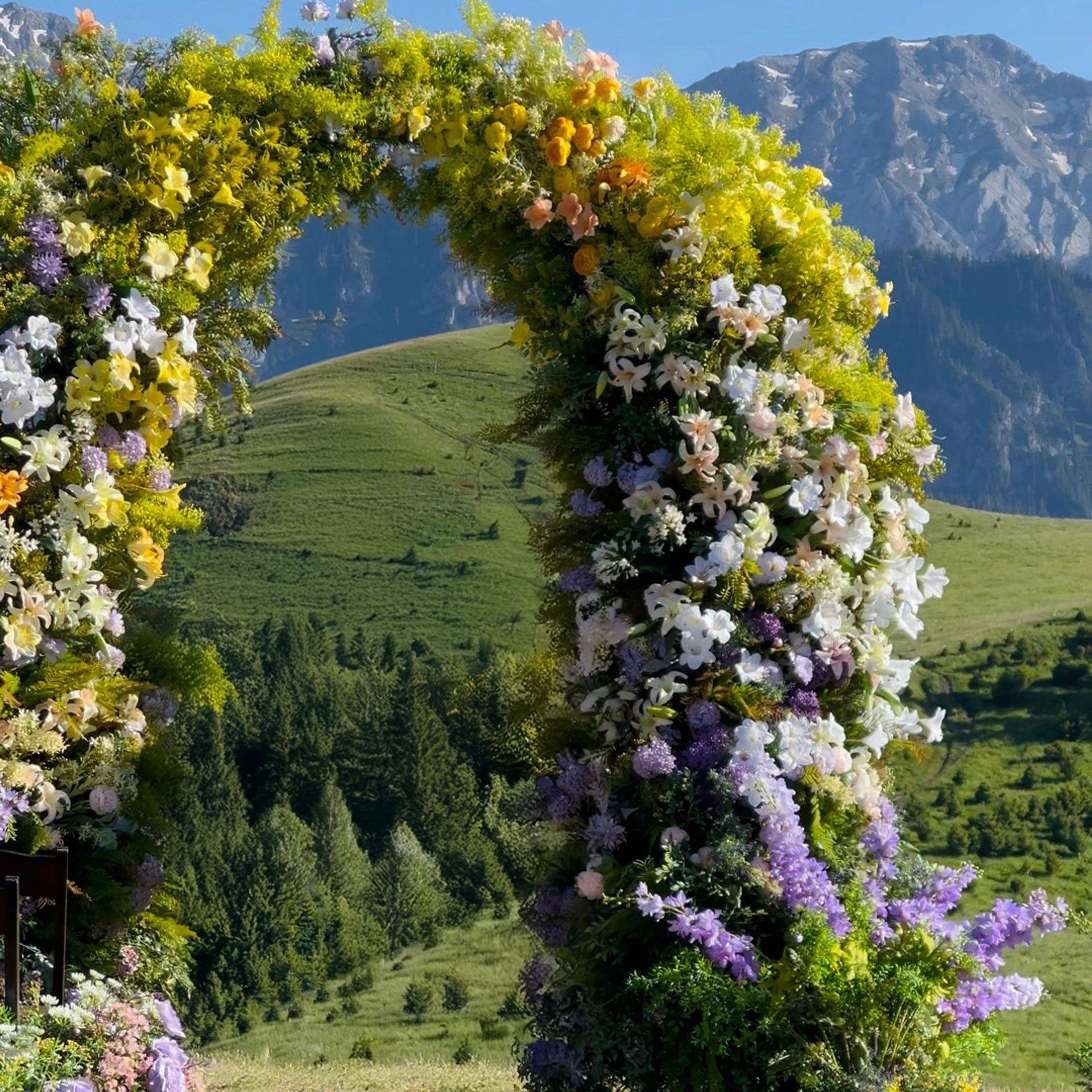 Valar Flower Hochzeits-Blumenbogen in Mondform, 2,3 m – atemberaubender farbenfroher Hintergrund für künstliche Blumenarrangements VA-108