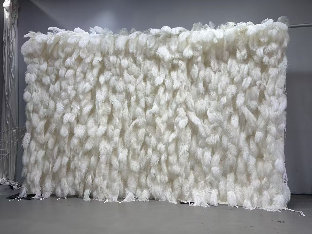 우아한 흰색 타조 깃털 벽 배경 - 롤업 패브릭 벽 - 신부 파티 장식 - 결혼식 장소 축하 꽃 벽 -VF-164