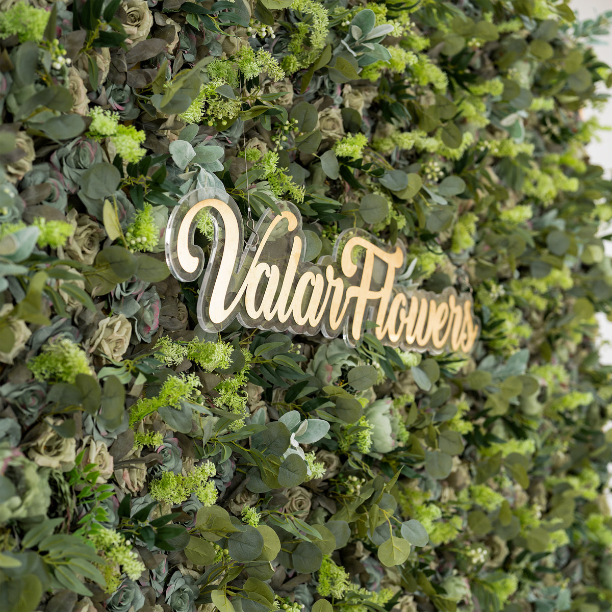 Valar Flowers présente : Forêt enchantée – Un mélange dense de verdure variée avec des accents blancs subtils – Un mur vert idéal pour les célébrations éco-conscientes, les thèmes botaniques et les designs d'intérieur naturalistes-VF-222-3