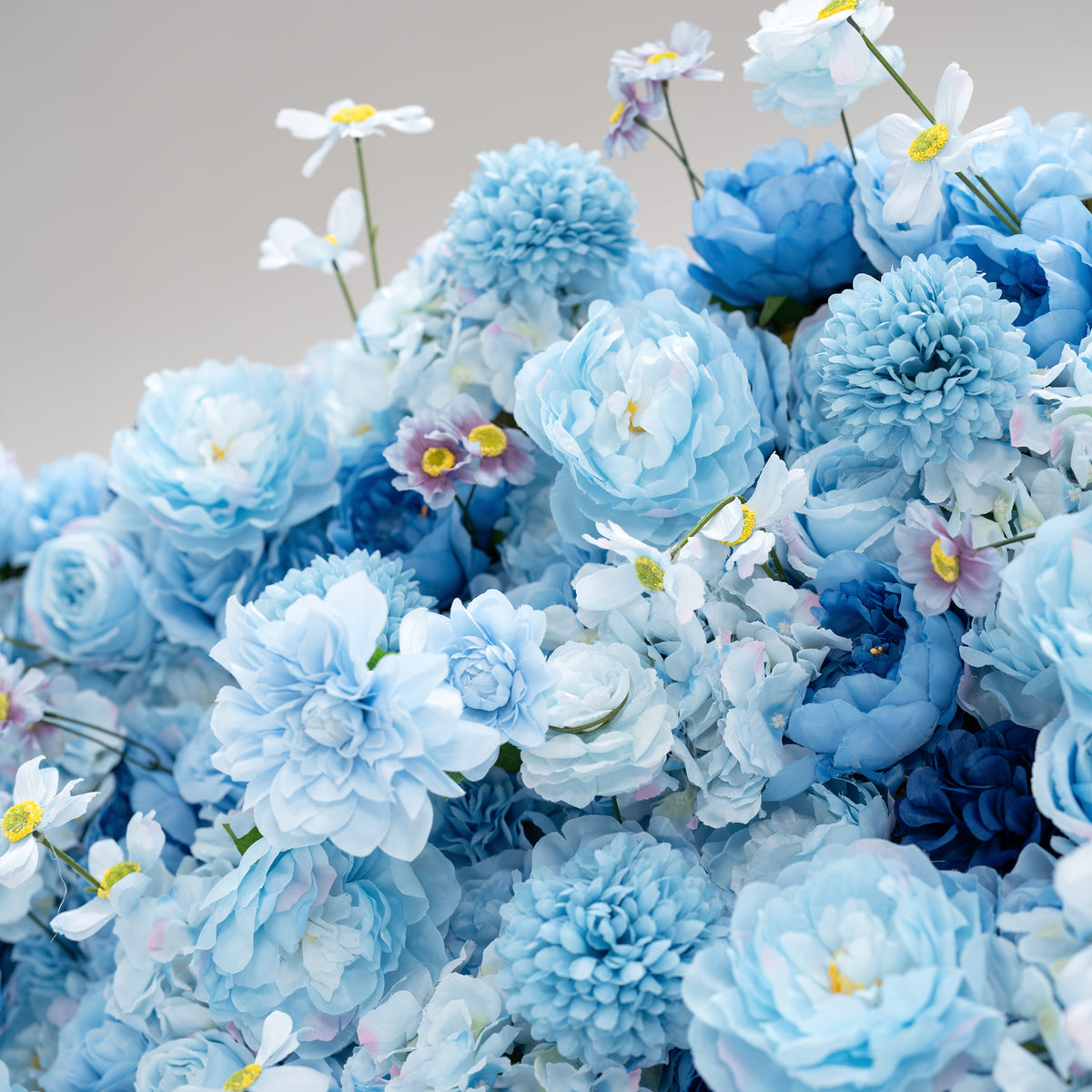 Valar Flowers Presenta: Azure Blooms Gala – Una Mezcla Encantadora de Flores de Tela Azul Cielo y Blanco Perlado – Exhibición Floral Principal para Fiestas de Verano, Celebraciones y Acentos Modernos para el Hogar-VF-219-4