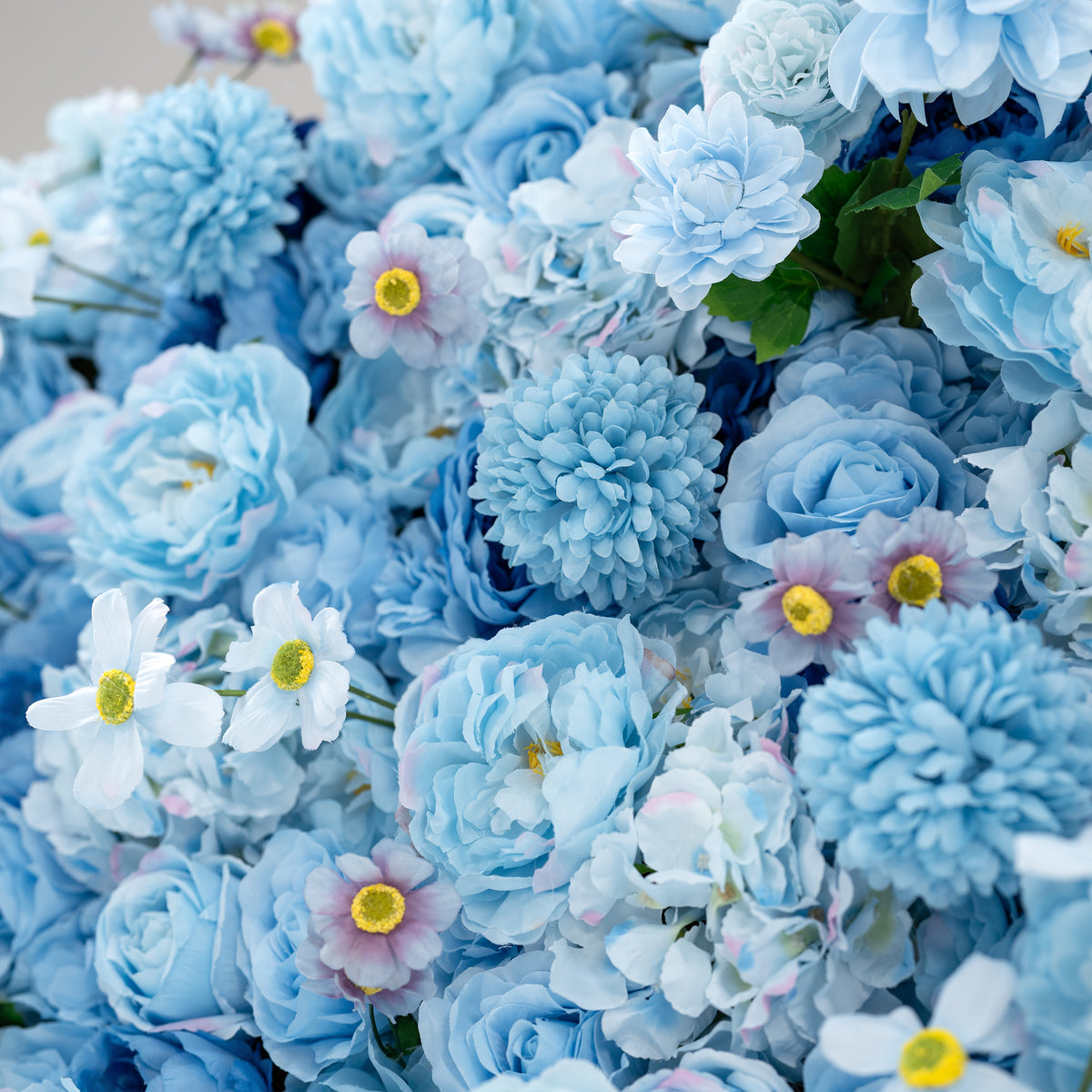 Valar Flowers Presenta: Azure Blooms Gala – Una Mezcla Encantadora de Flores de Tela Azul Cielo y Blanco Perlado – Exhibición Floral Principal para Fiestas de Verano, Celebraciones y Acentos Modernos para el Hogar-VF-219-4
