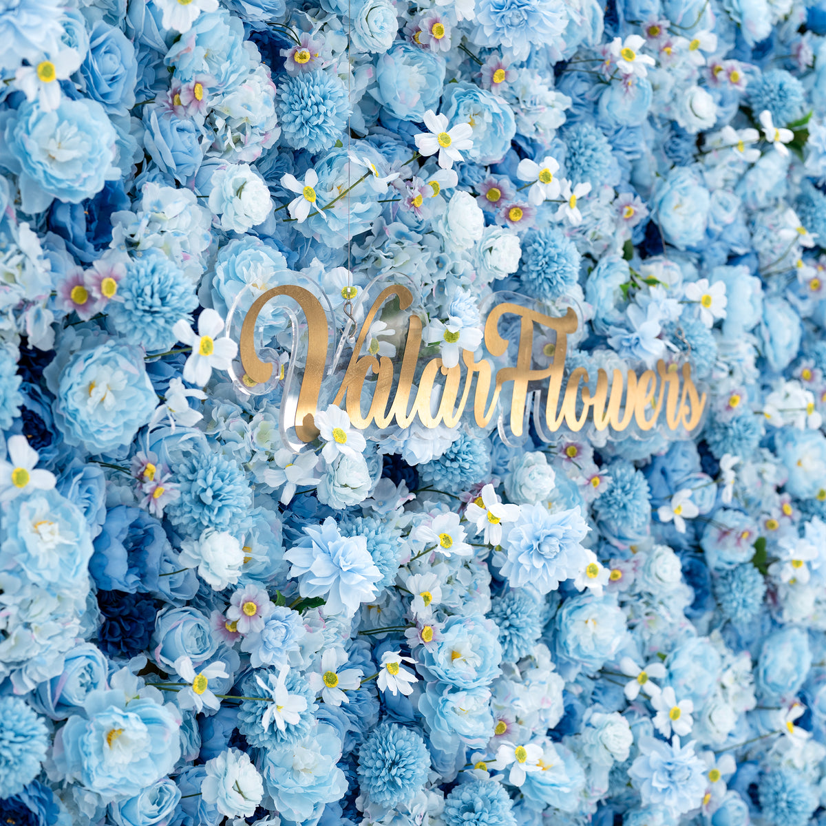 Valar Flowers Presenta: Azure Blooms Gala – Una Mezcla Encantadora de Flores de Tela Azul Cielo y Blanco Perlado – Exhibición Floral Principal para Fiestas de Verano, Celebraciones y Acentos Modernos para el Hogar-VF-219-4
