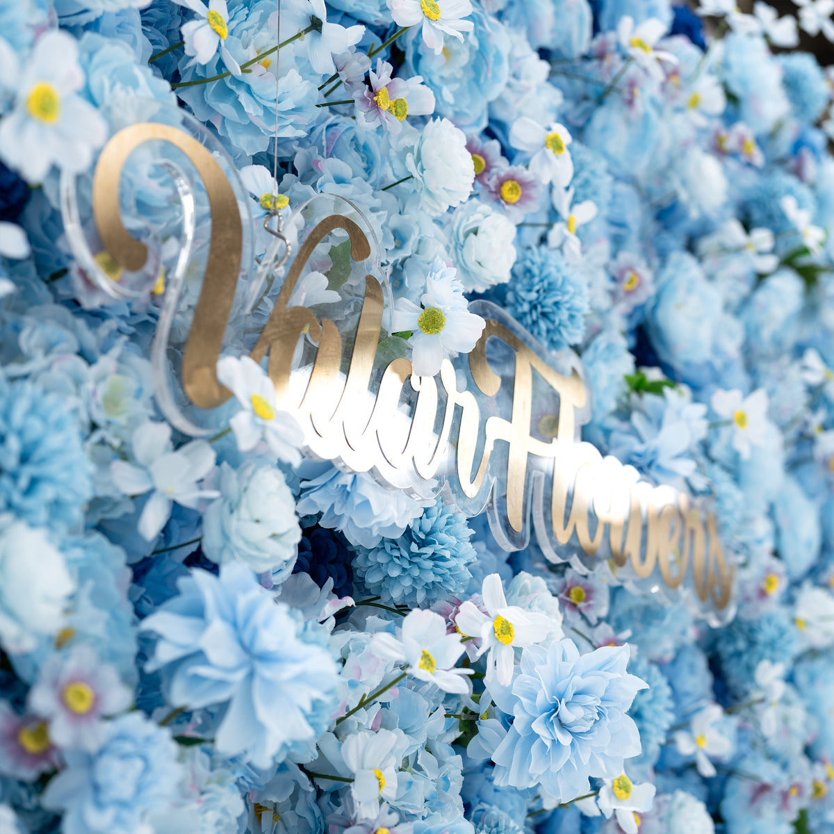 Valar Flowers Presenta: Azure Blooms Gala – Una Mezcla Encantadora de Flores de Tela Azul Cielo y Blanco Perlado – Exhibición Floral Principal para Fiestas de Verano, Celebraciones y Acentos Modernos para el Hogar-VF-219-4