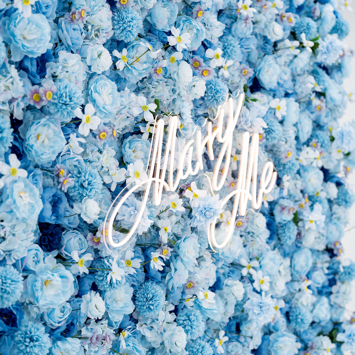 Valar Flowers Presenta: Azure Blooms Gala – Una Mezcla Encantadora de Flores de Tela Azul Cielo y Blanco Perlado – Exhibición Floral Principal para Fiestas de Verano, Celebraciones y Acentos Modernos para el Hogar-VF-219-4