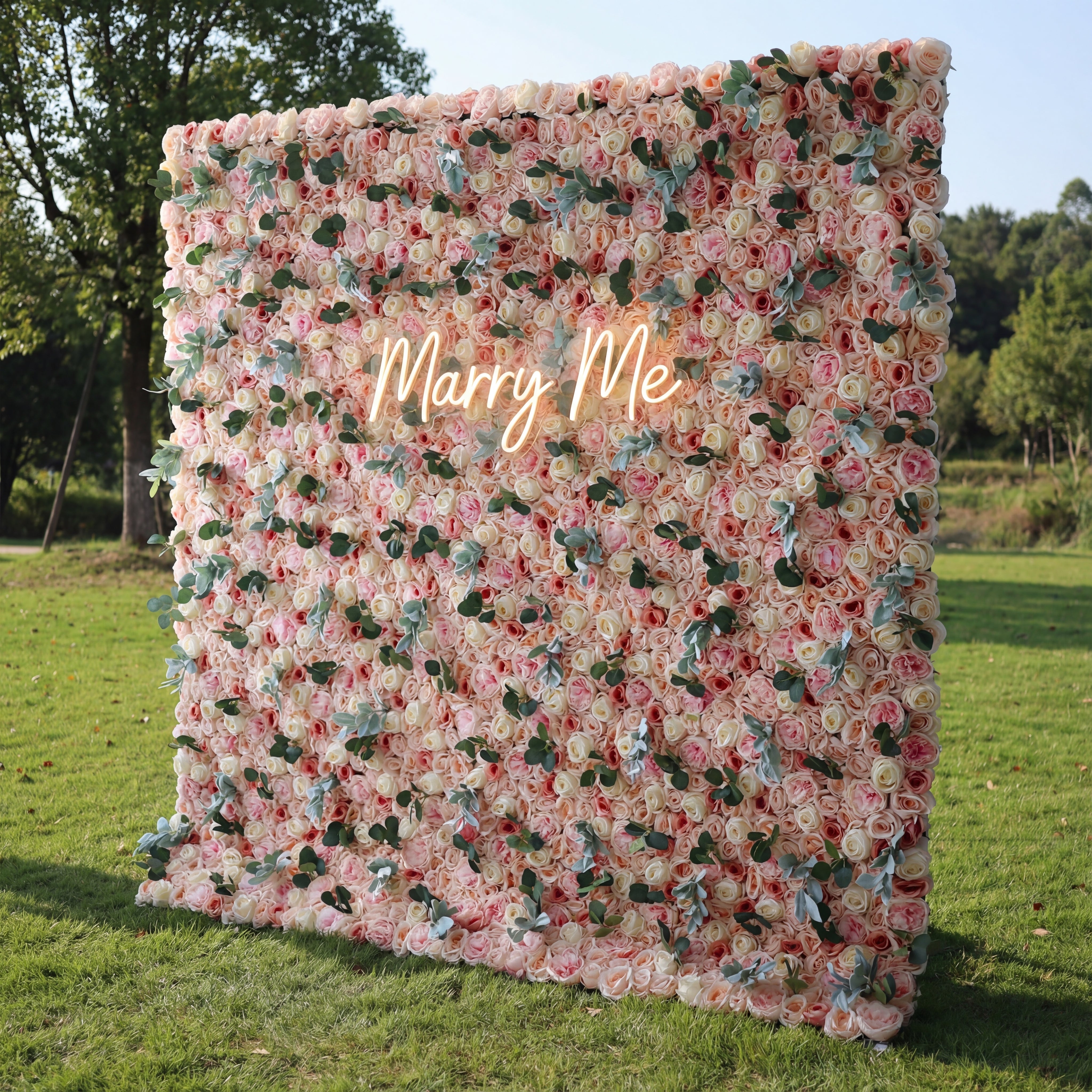 バラールフラワーズショーケース:桃の花の幸福 - バラ色の頬とクリーミーピーチのフローラルを特徴とする人工布製の花の壁 - 祝賀会と居心地の良い家庭のインテリアのための魅力的な背景 - VF-215