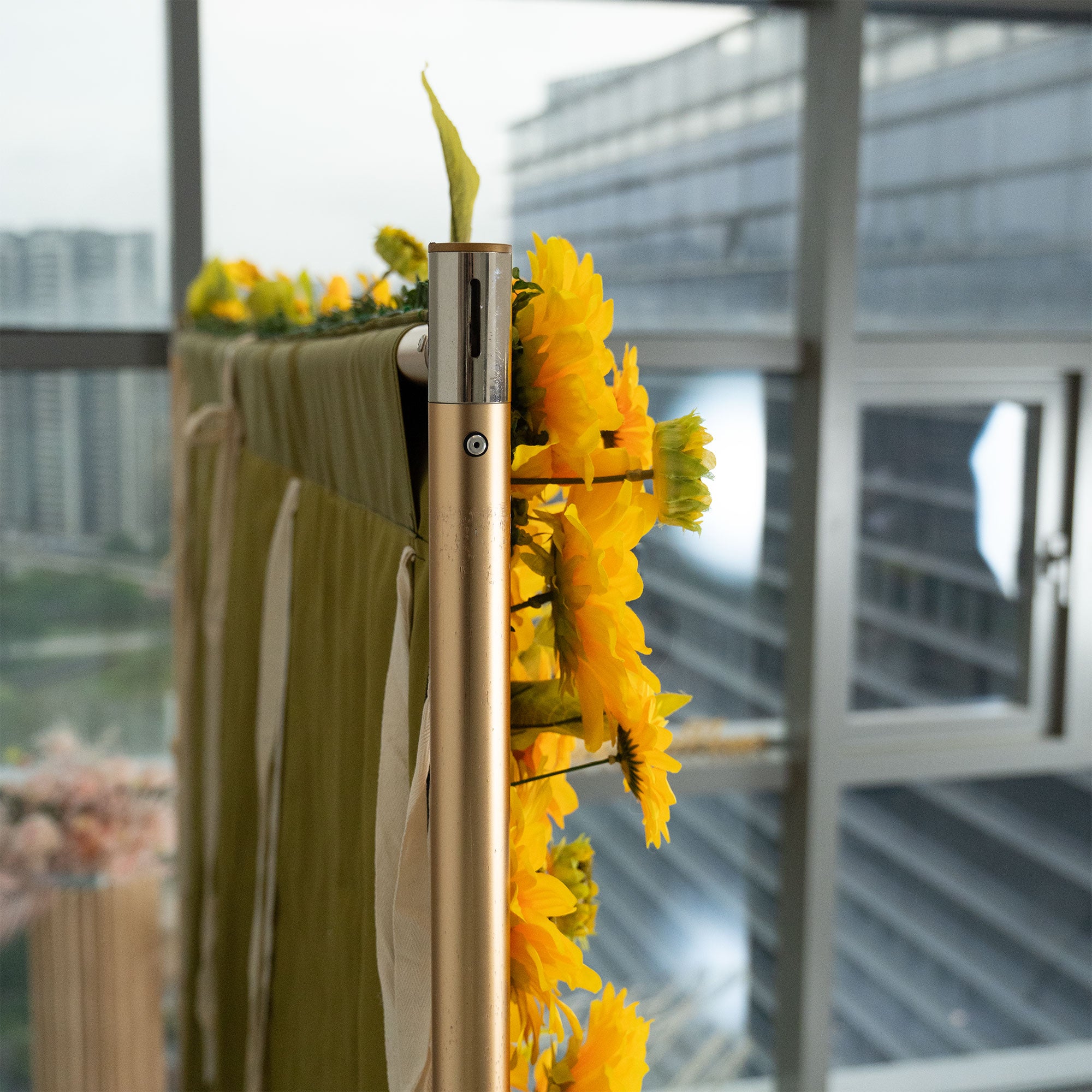 ValarFlowers 인공 꽃 벽 배경: Sunbliss 꽃 인공 꽃 벽 배경-빛나는 노란 해바라기 필드 에디션-VF-265-2