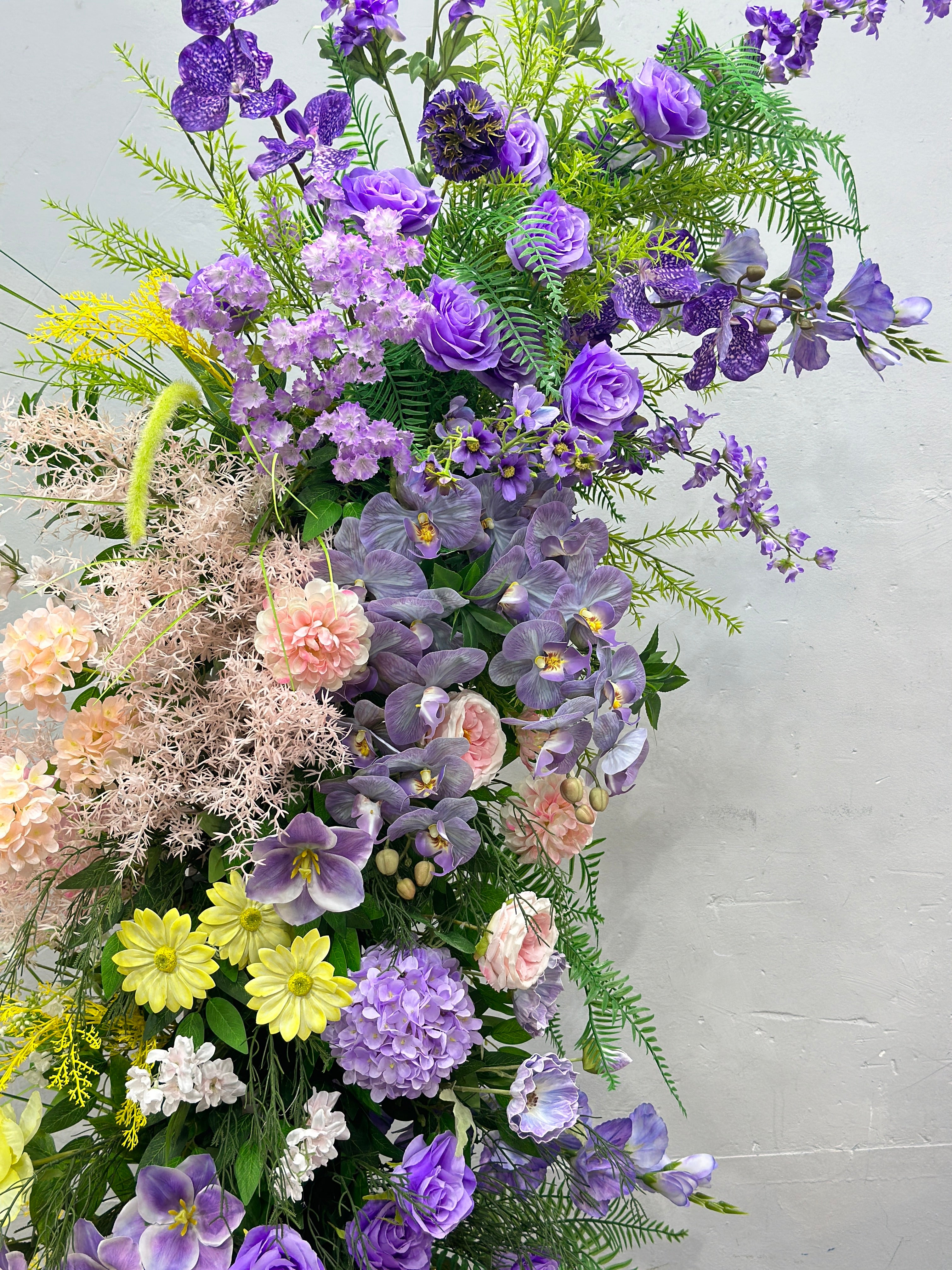 Arche florale élégante en forme de lune pour cérémonie de mariage - Arche de fleurs artificielles pour mariages, événements et occasions spéciales