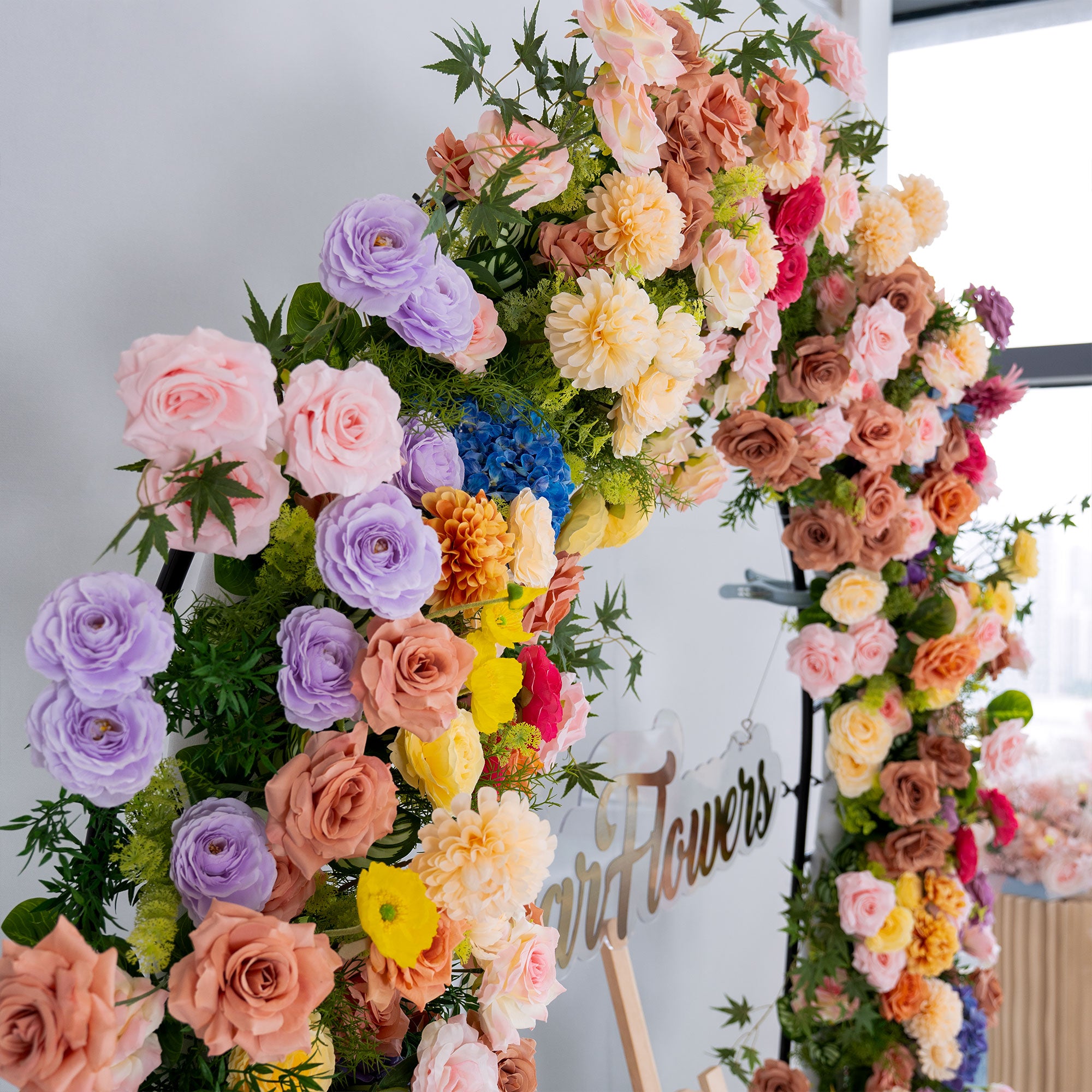 우아한 달 모양 결혼식 꽃 아치 - 결혼식, 행사 및 특별 행사를 위한 인공 꽃 아치