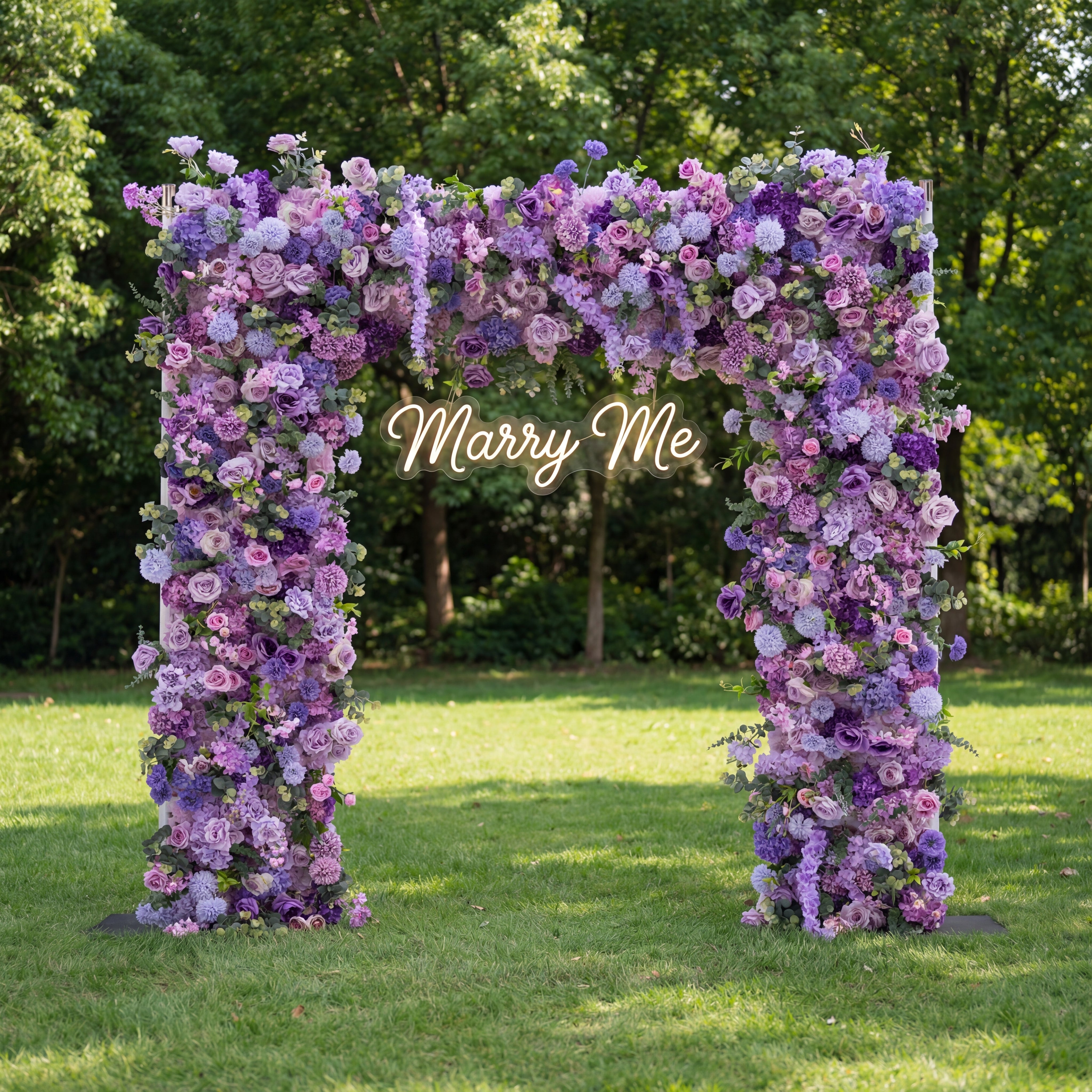 Valar Lavender Elegance – Una Exhibición Lujosa de Flores Moradas en un Arco Decorativo de Flores Artificiales de Tela VA-354
