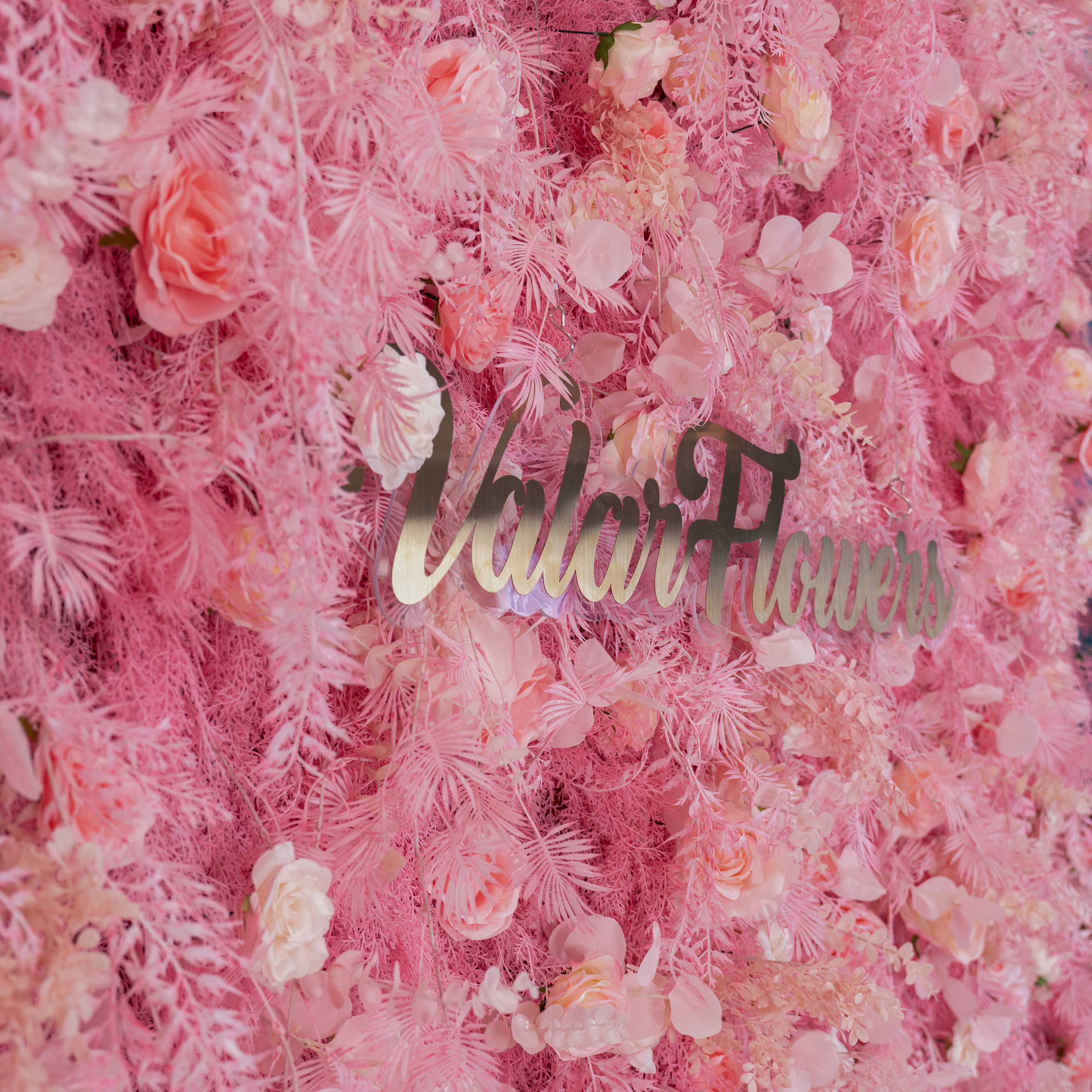 フロステッドファーンのアクセントが施された赤面ピンクの花壁:洗練されたお祝いのためのロマンスと whimsy の出会い - VF-202-4