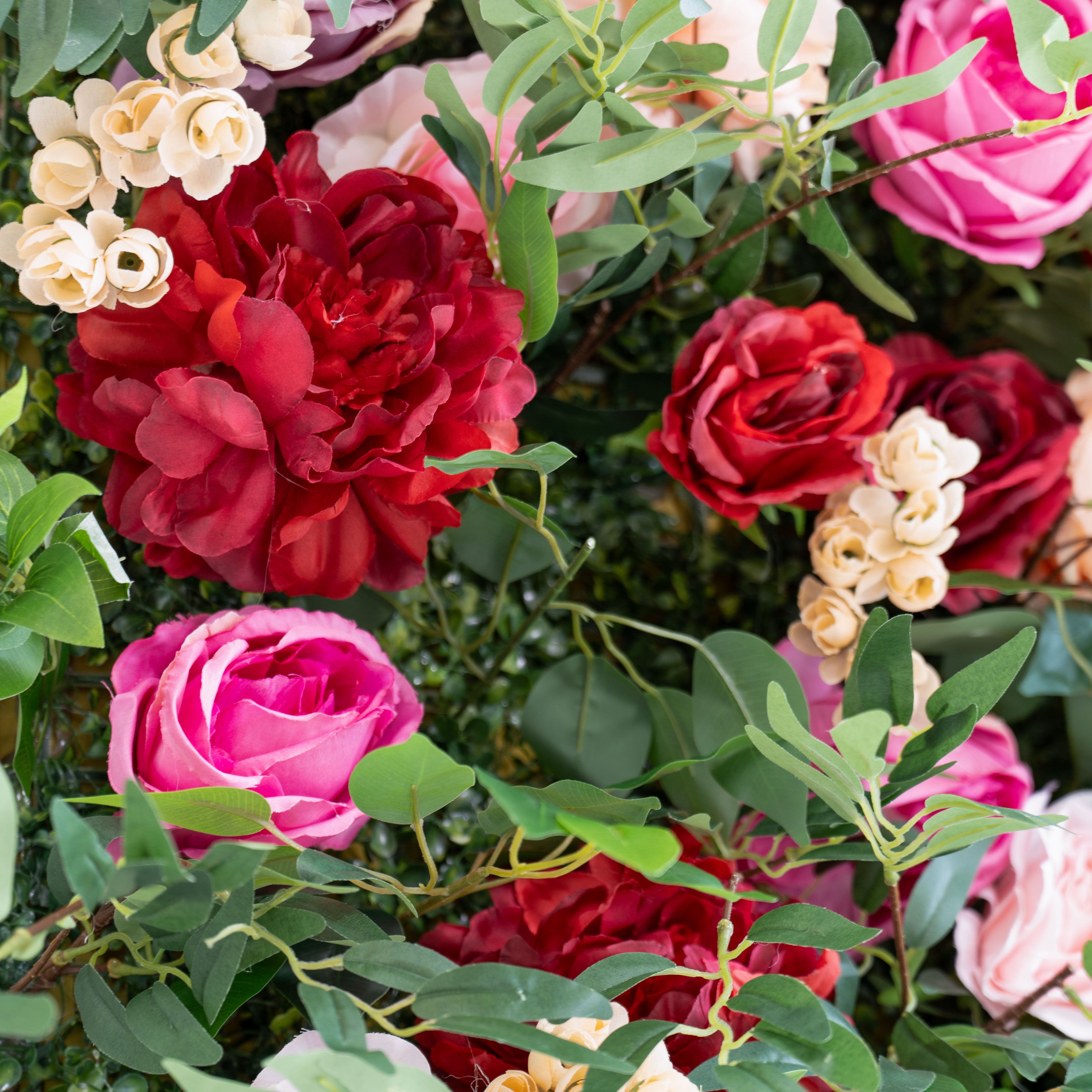 バラーフラワーロールアップファブリック人工グリーンミックスピンキーとパープルとホワイトフローラルウォールウェディングバックドロップ、フローラルパーティーデコール、イベントフォトグラフィー-VF-095