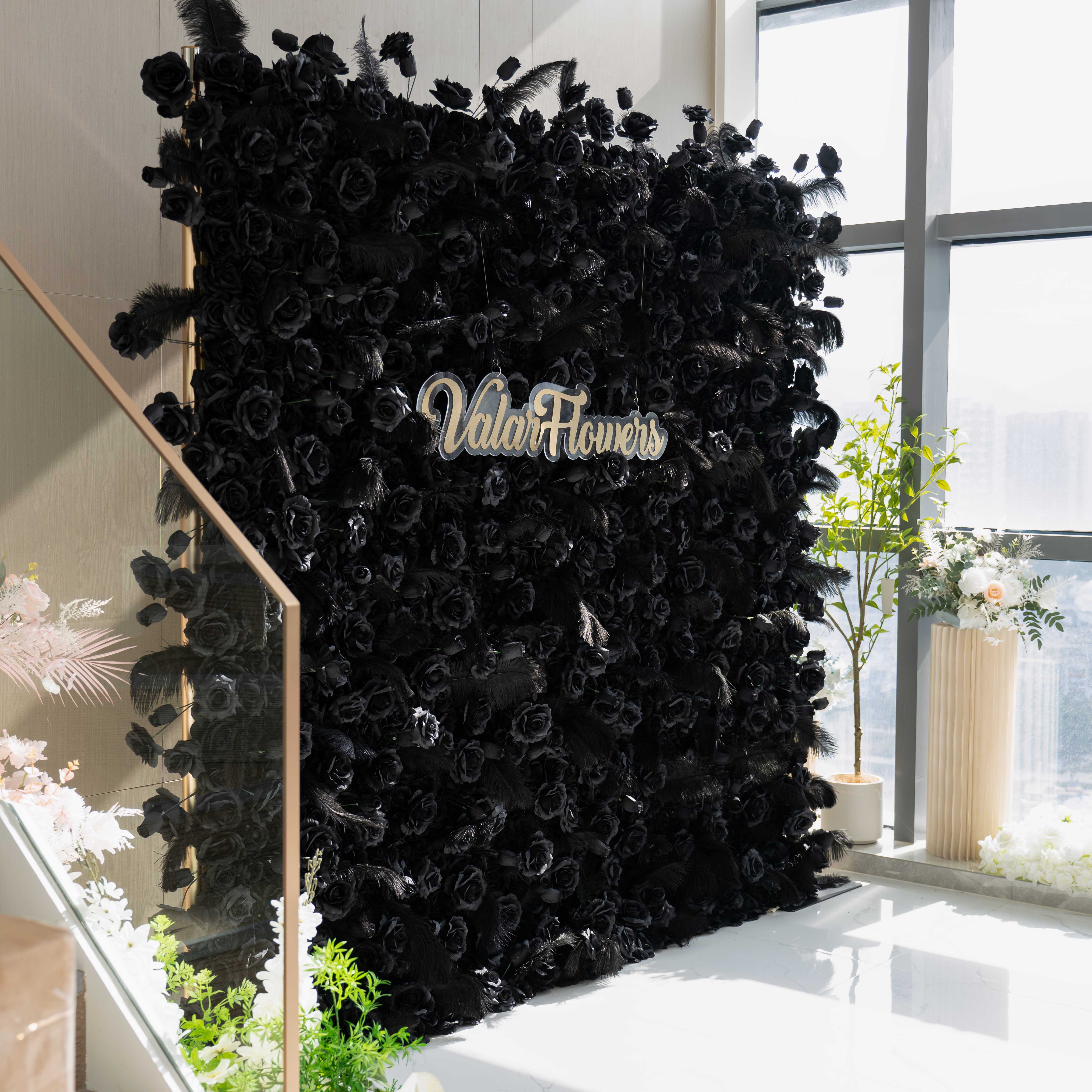 バラーフラワー人工フローラルウォールバックドロップ:ブラックカラーのバラとフェザー - ザ・ミッドナイトエニグマコレクション-VF-264