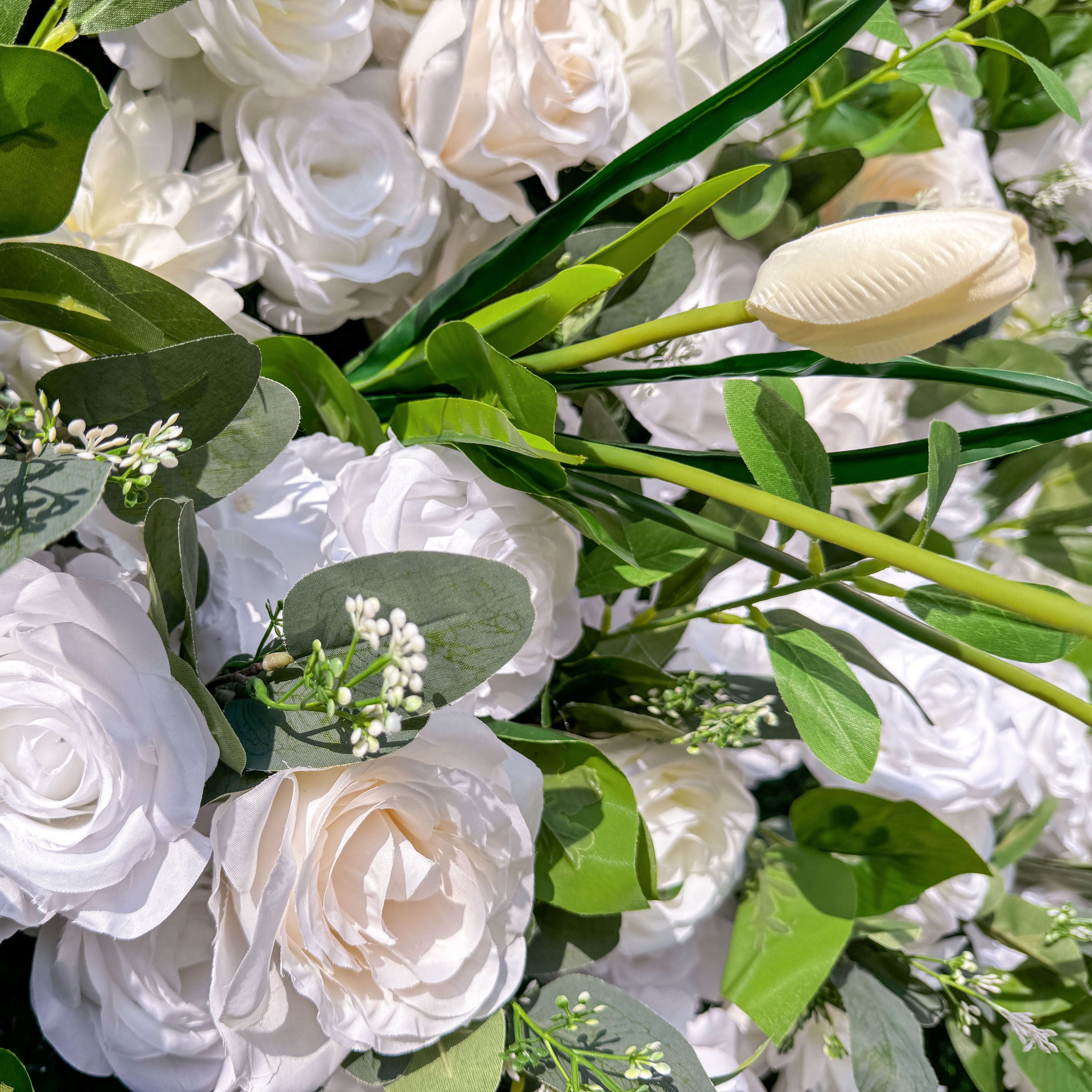 우아한 화이트 & 그린 인조 꽃 벽 - 결혼식 및 이벤트 장식을 위한 우아함의 전형 - VF-803