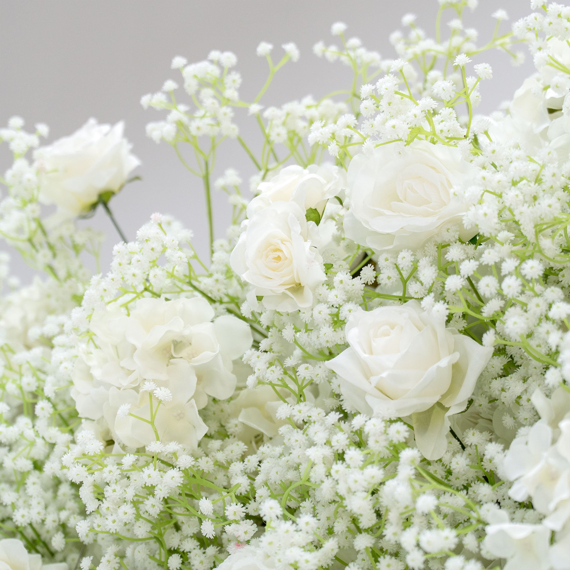 ValarFlowers 人工フラワー壁面バックドロップ: セレーンメドウズ 人工フラワー壁面バックドロップ: ホワイトローズ & ベイビーズブレス エディション-VF-268-2