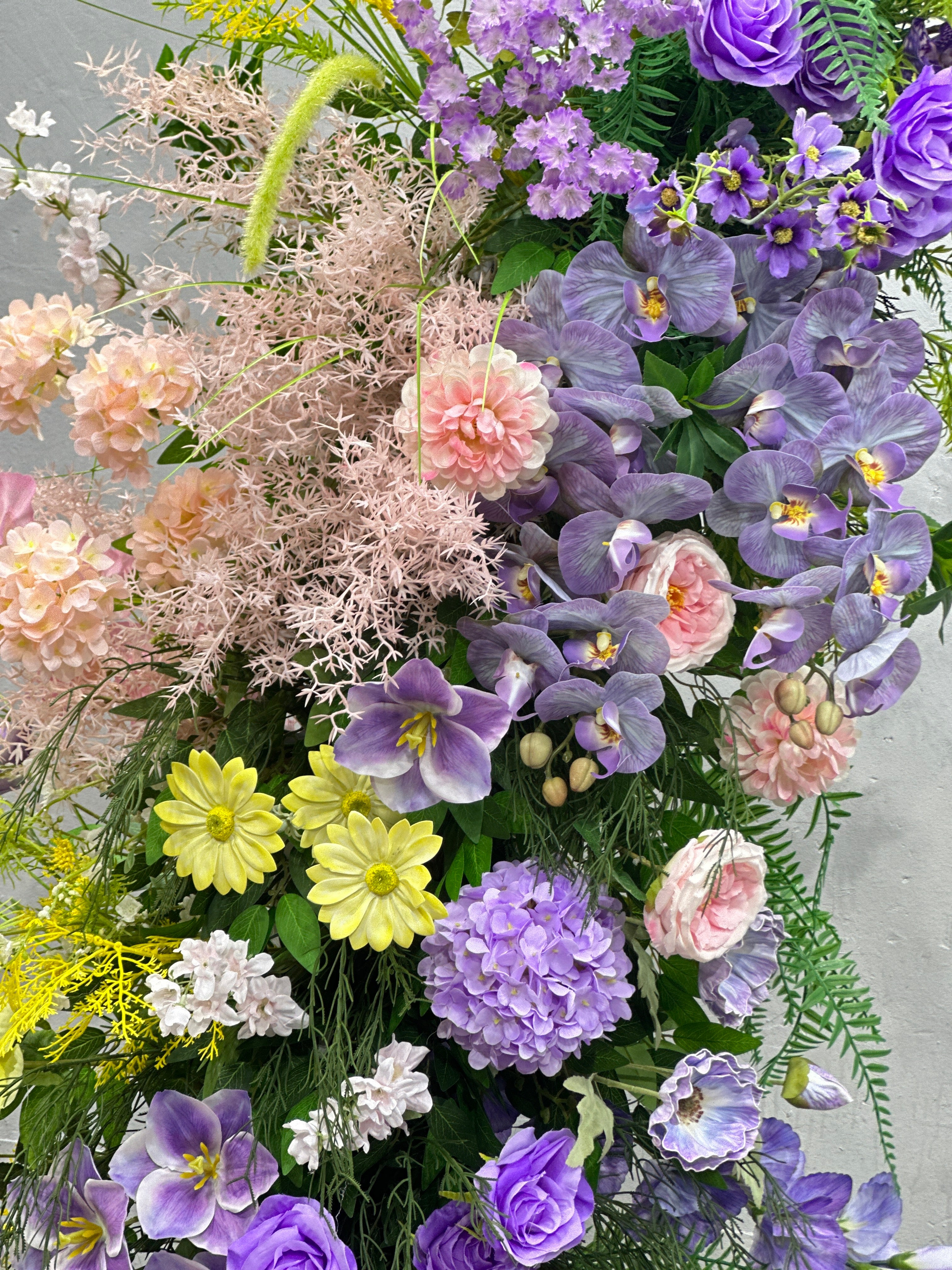 Arche florale élégante en forme de lune pour cérémonie de mariage - Arche de fleurs artificielles pour mariages, événements et occasions spéciales