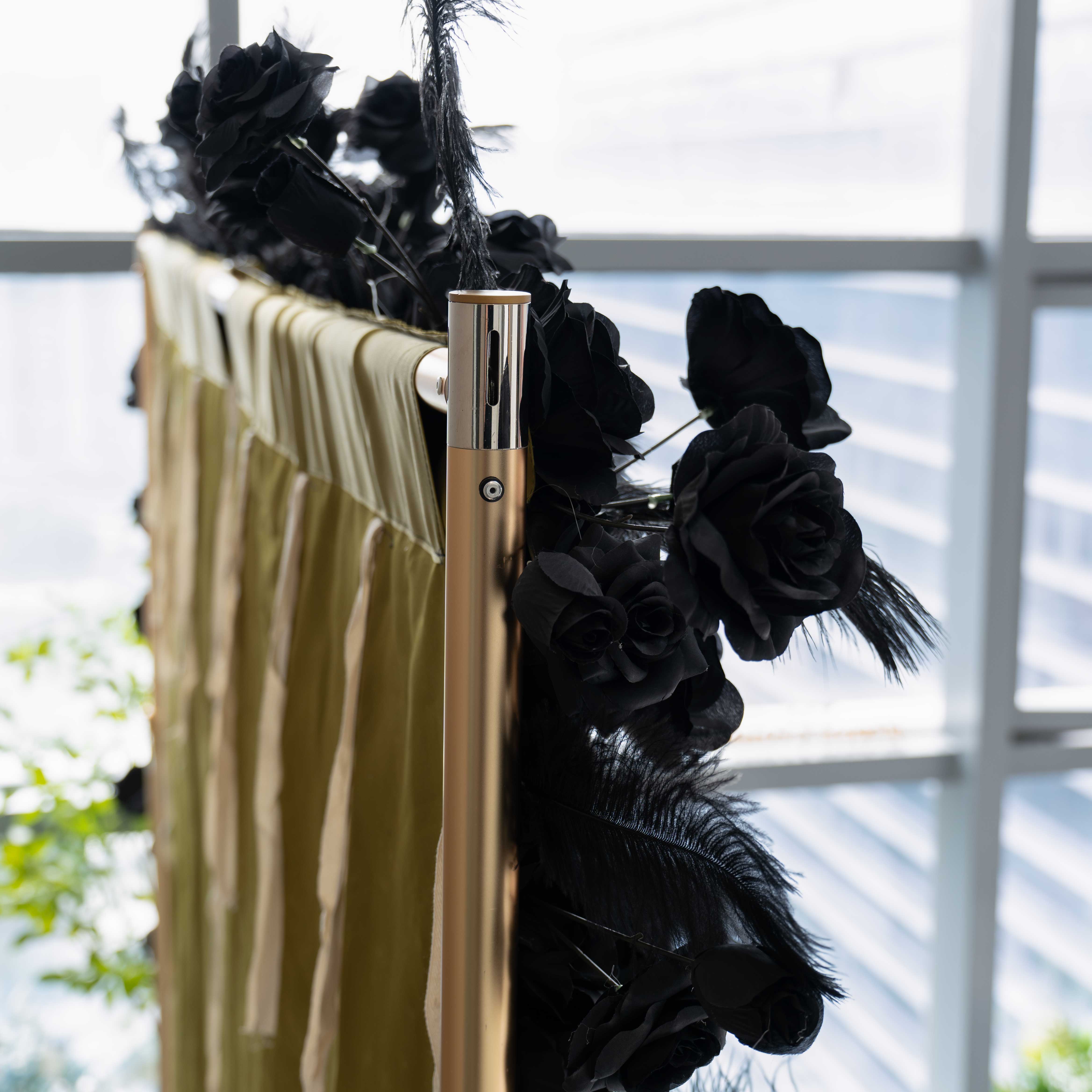 バラーフラワー人工フローラルウォールバックドロップ:ブラックカラーのバラとフェザー - ザ・ミッドナイトエニグマコレクション-VF-264