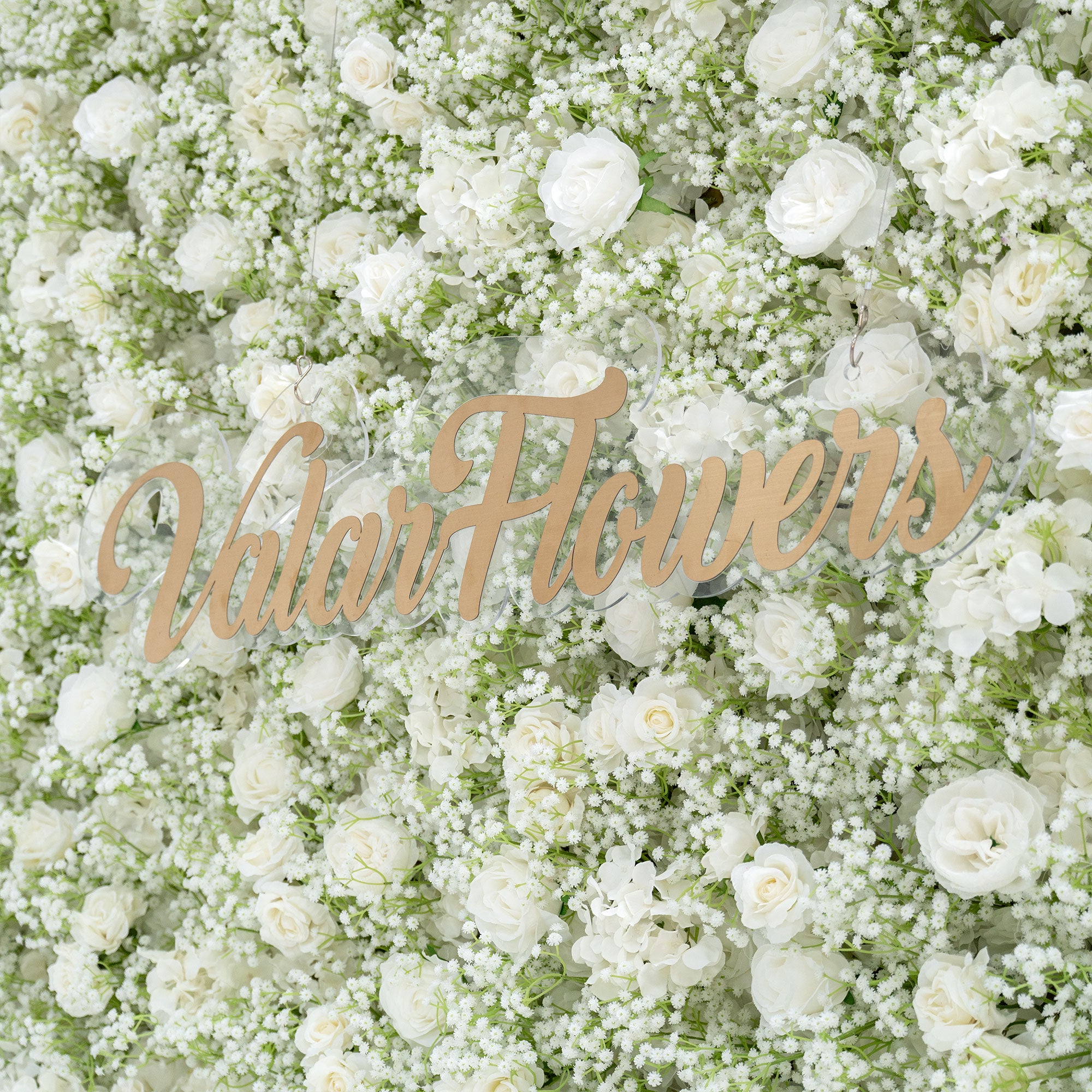 ValarFlowers 人工フラワー壁面バックドロップ: セレーンメドウズ 人工フラワー壁面バックドロップ: ホワイトローズ & ベイビーズブレス エディション-VF-268-2