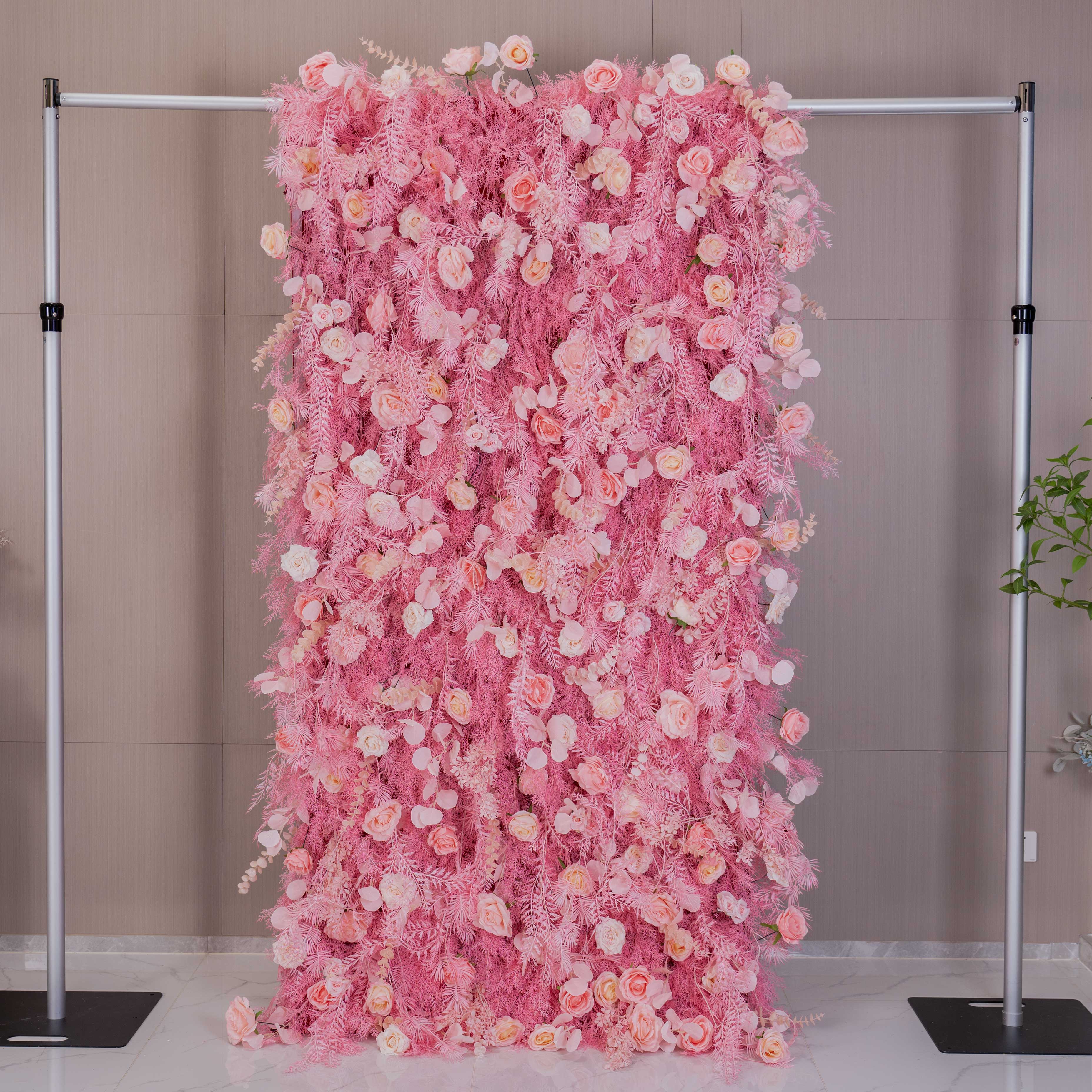 フロステッドファーンのアクセントが施された赤面ピンクの花壁:洗練されたお祝いのためのロマンスと whimsy の出会い - VF-202-4