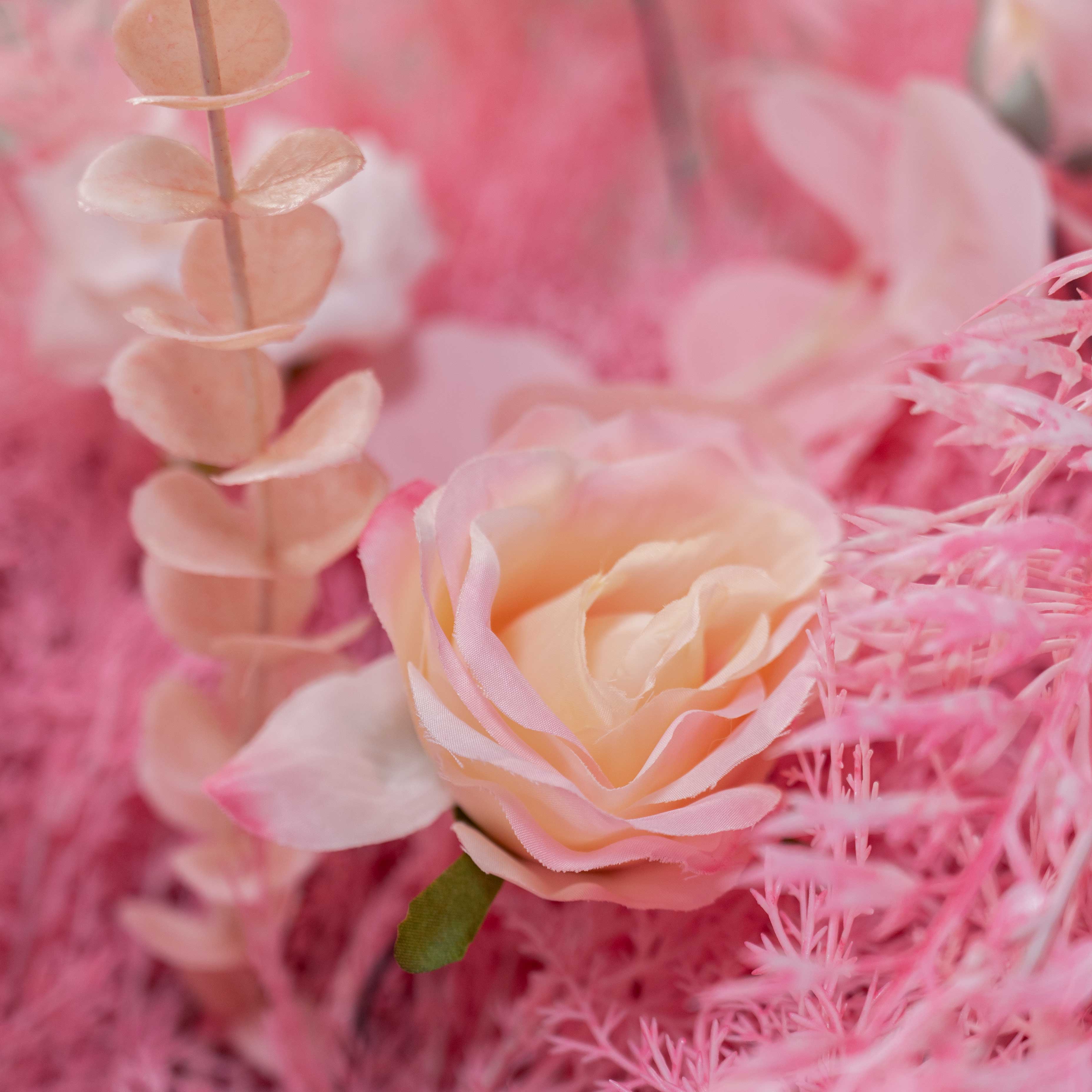 フロステッドファーンのアクセントが施された赤面ピンクの花壁:洗練されたお祝いのためのロマンスと whimsy の出会い - VF-202-4