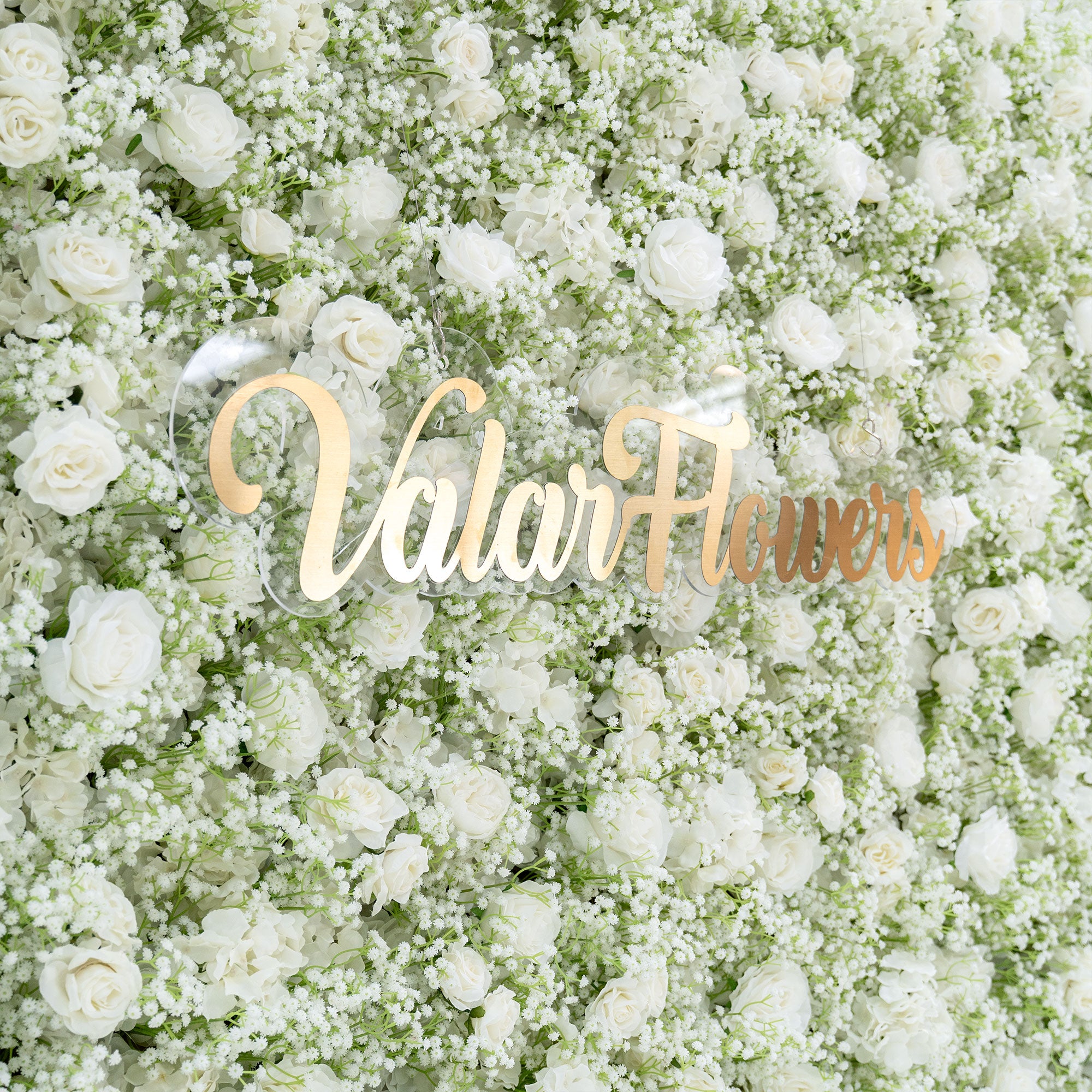 ValarFlowers 人工フラワー壁面バックドロップ: セレーンメドウズ 人工フラワー壁面バックドロップ: ホワイトローズ & ベイビーズブレス エディション-VF-268-2