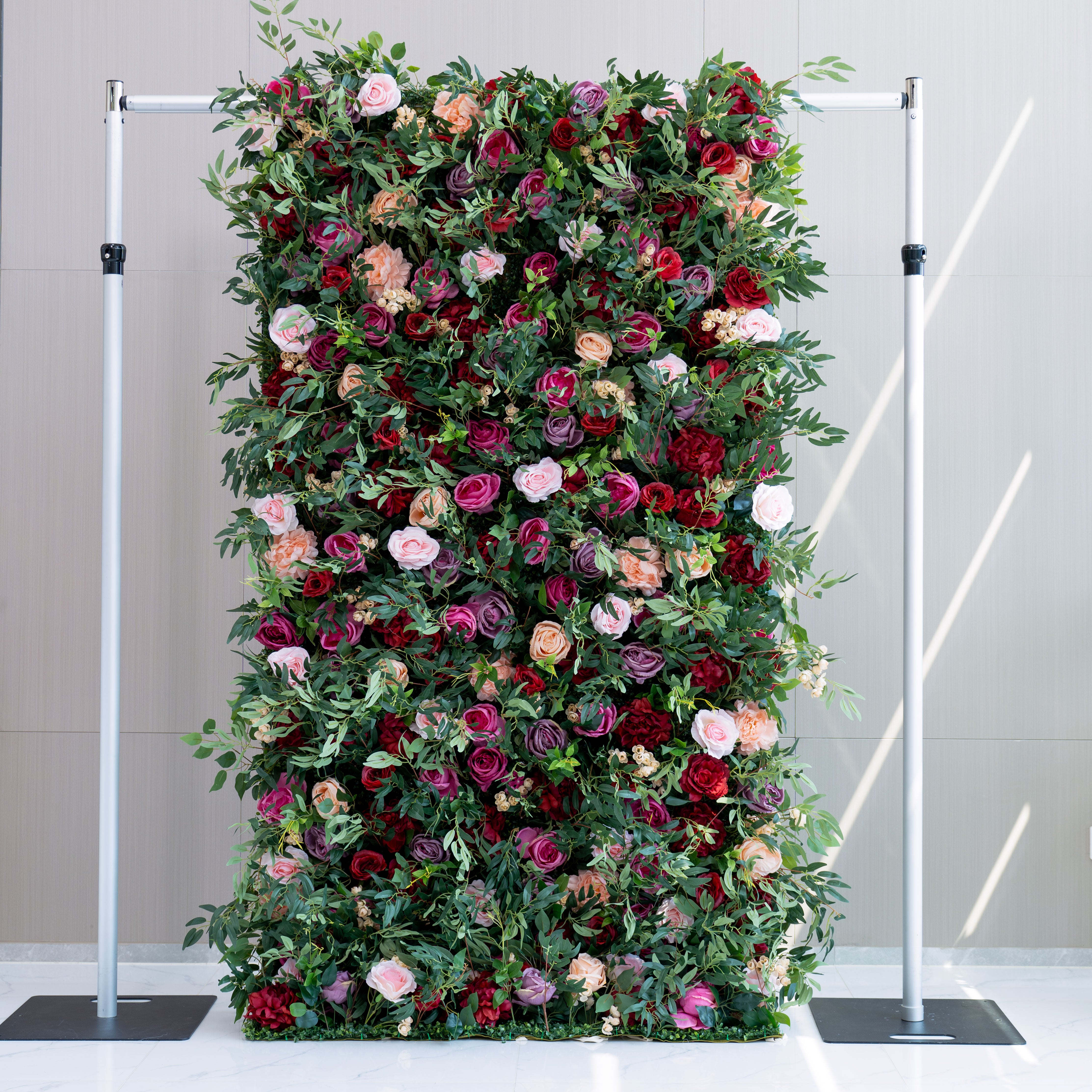 バラーフラワーロールアップファブリック人工グリーンミックスピンキーとパープルとホワイトフローラルウォールウェディングバックドロップ、フローラルパーティーデコール、イベントフォトグラフィー-VF-095