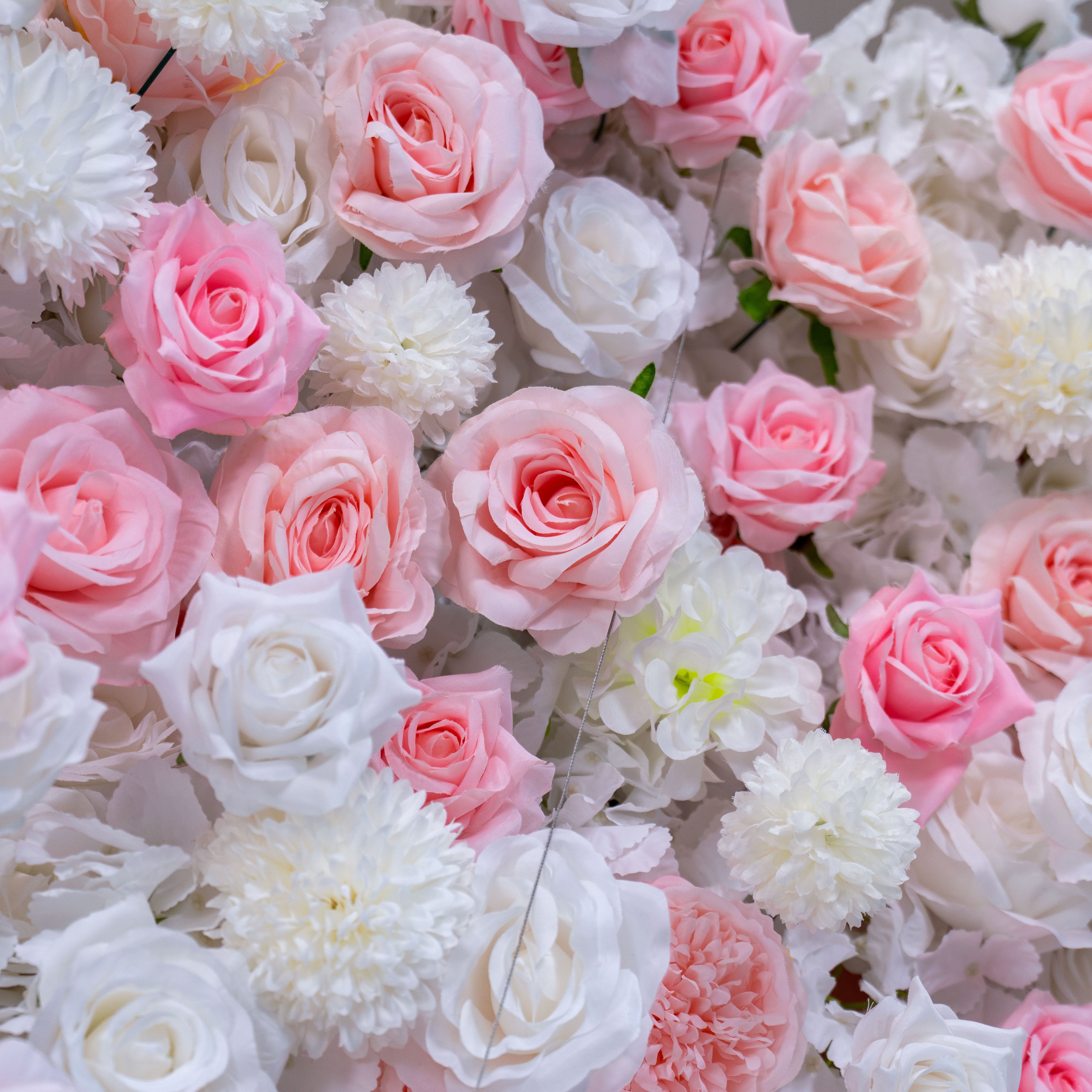 バラールフラワー ソフトピンクとホワイトローズ 5Dフラワーウォール – 結婚式や特別なイベントのためのロマンチックな背景 VF-409