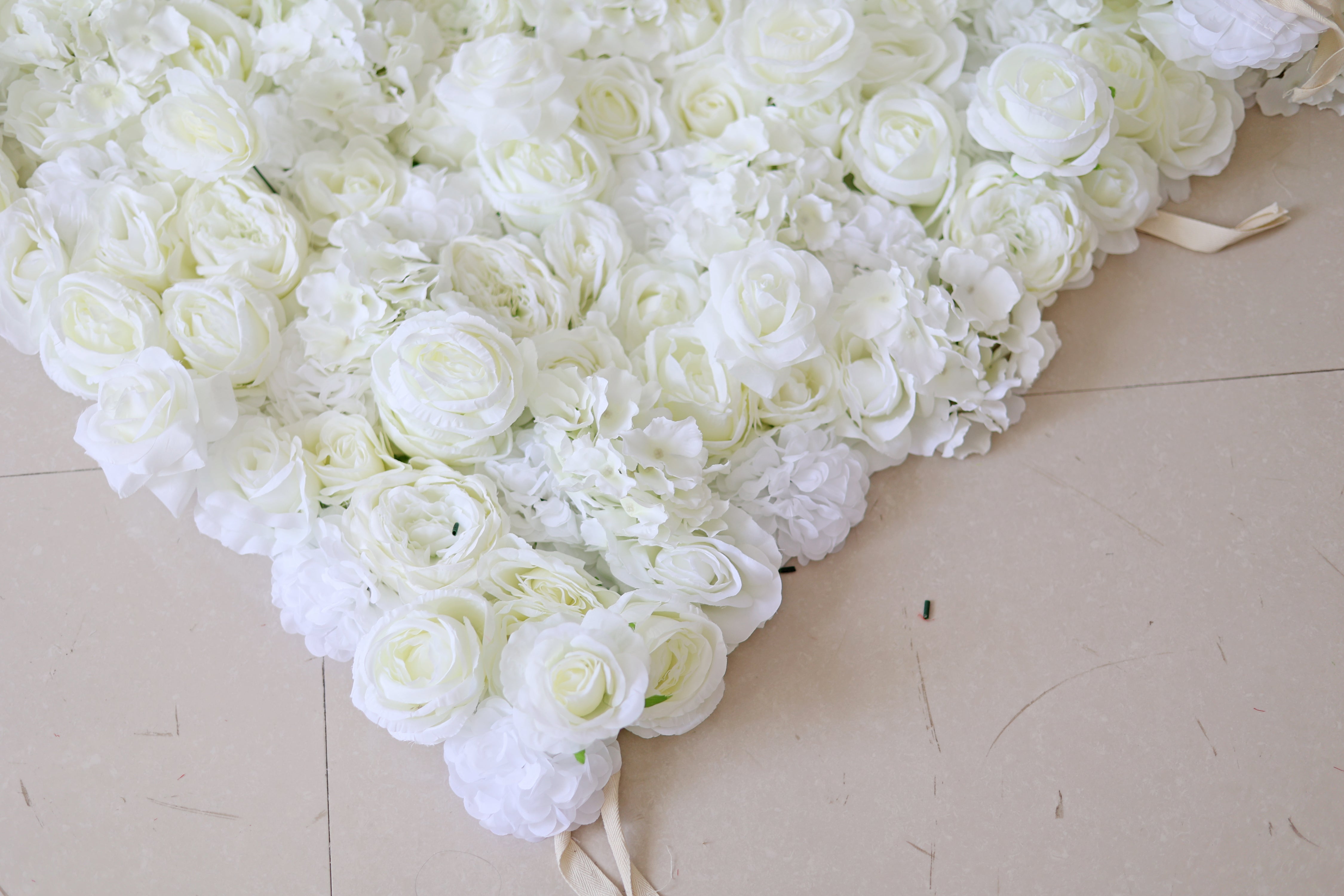 バラーフラワーロールアップファブリック人工白花壁結婚式バックドロップ、フローラルパーティーデコレーション、イベントフォトグラフィー-VF-051