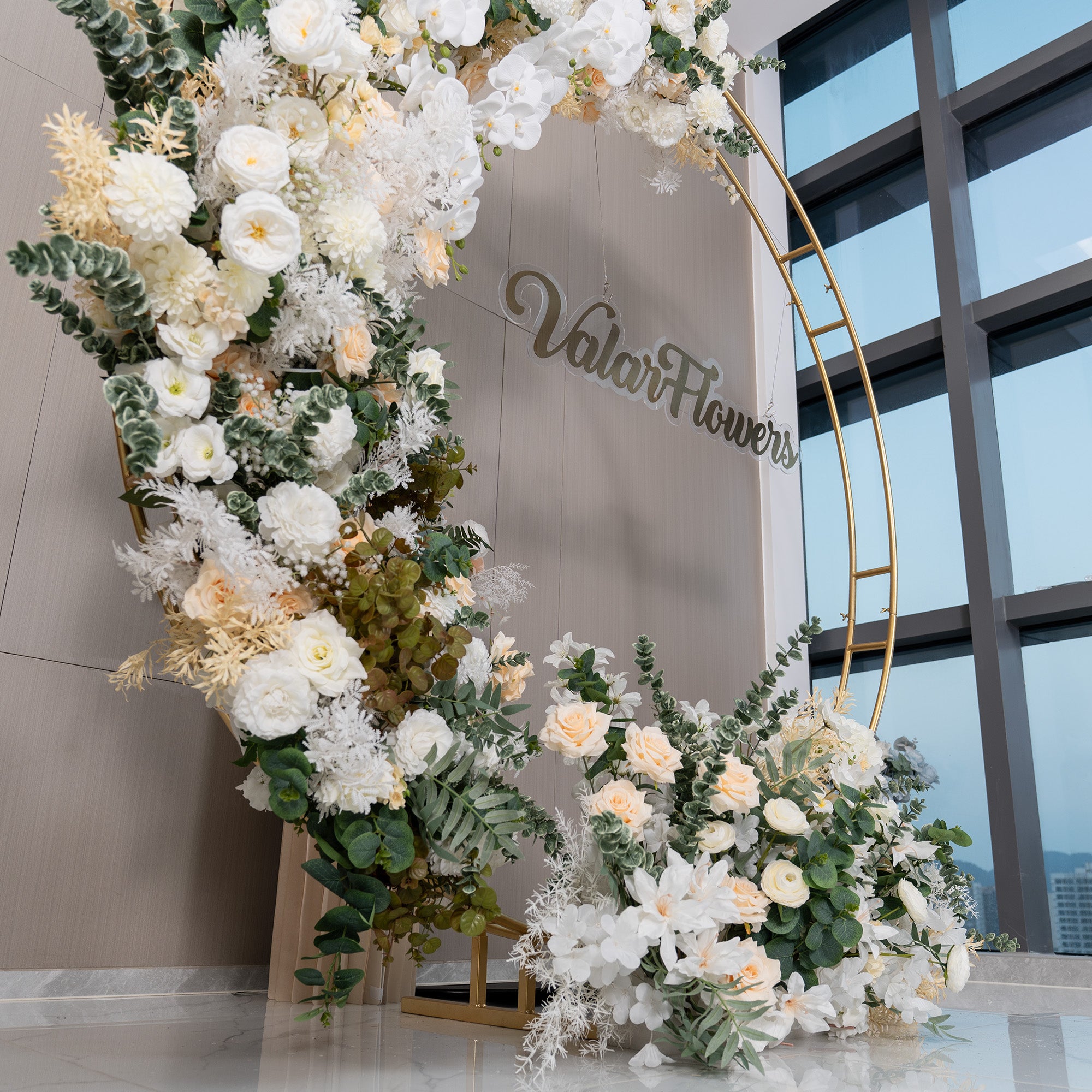 Eleganter Blumenbogen in Mondform für die Hochzeitszeremonie – Künstlicher Blumenbogen für Hochzeiten, Veranstaltungen und besondere Anlässe
