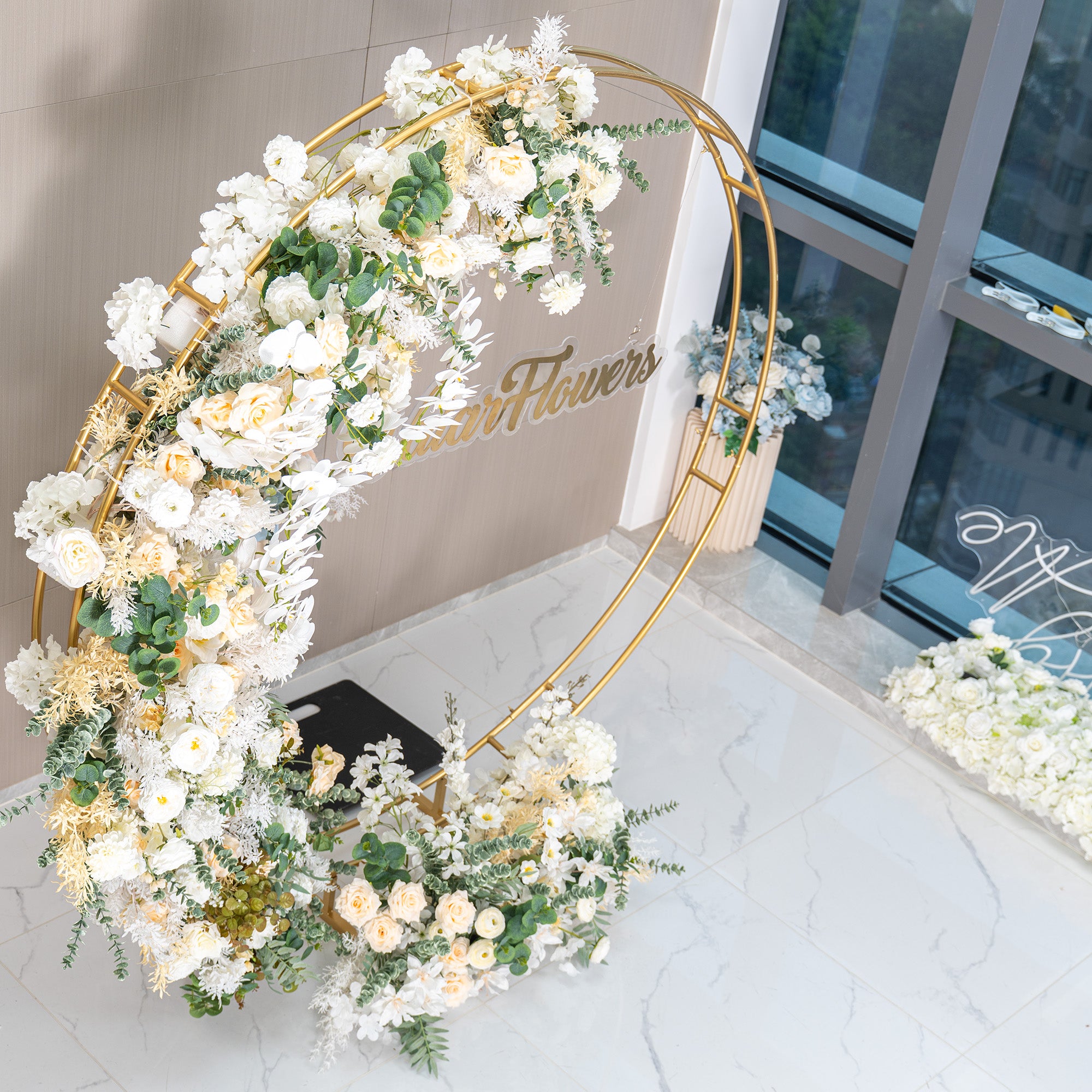 Eleganter Blumenbogen in Mondform für die Hochzeitszeremonie – Künstlicher Blumenbogen für Hochzeiten, Veranstaltungen und besondere Anlässe