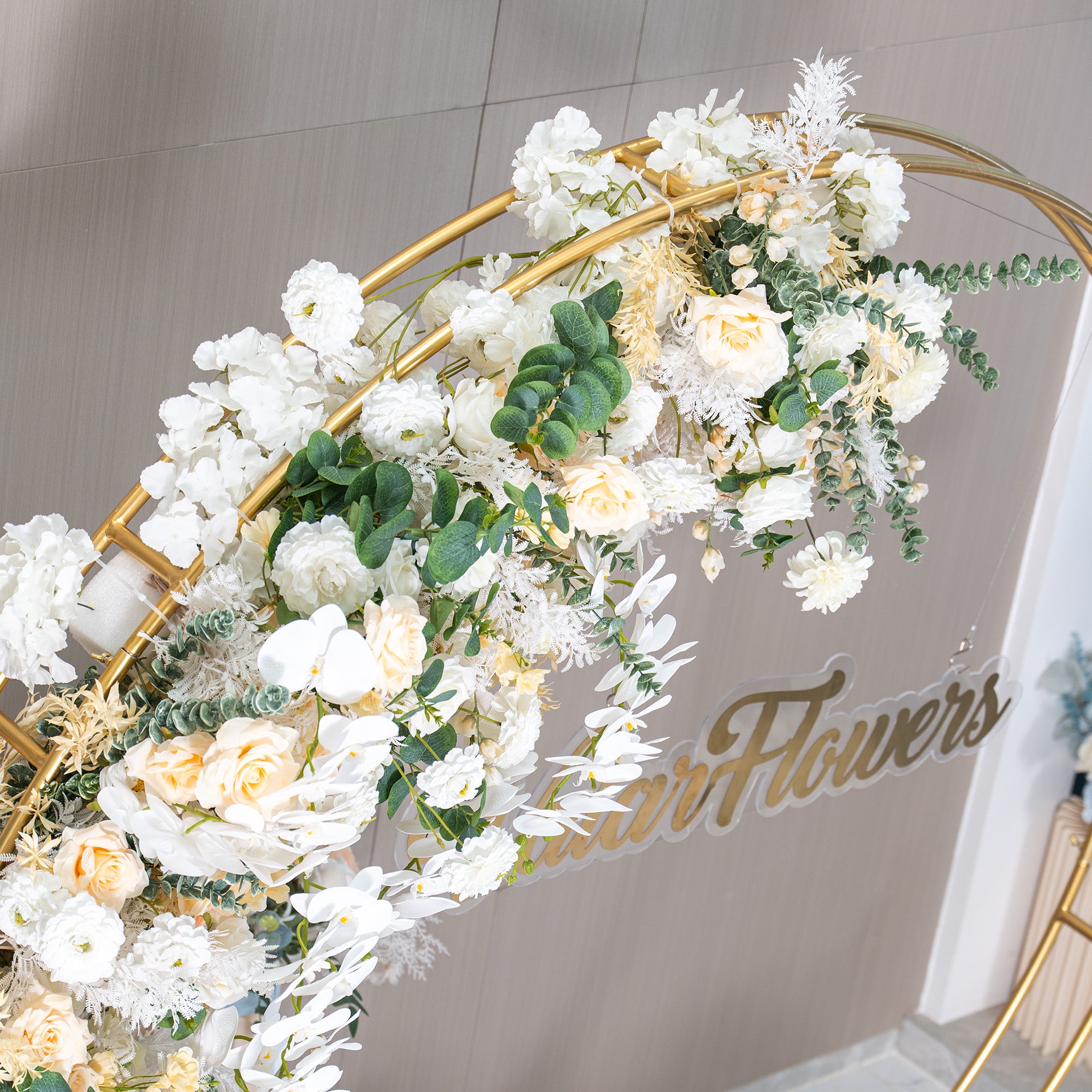 Eleganter Blumenbogen in Mondform für die Hochzeitszeremonie – Künstlicher Blumenbogen für Hochzeiten, Veranstaltungen und besondere Anlässe