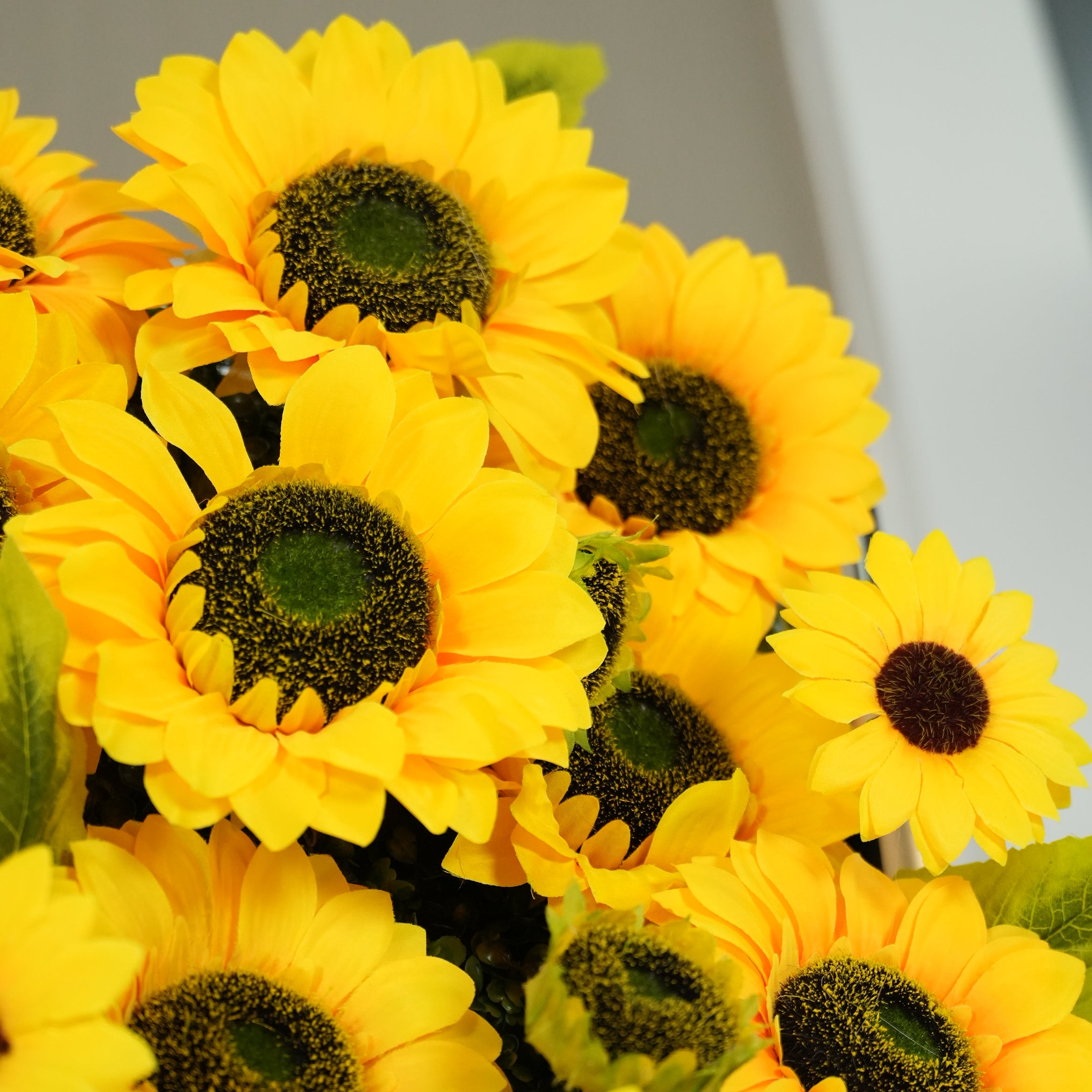 ValarFlowers 인공 꽃 벽 배경: Sunbliss 꽃 인공 꽃 벽 배경-빛나는 노란 해바라기 필드 에디션-VF-265-2