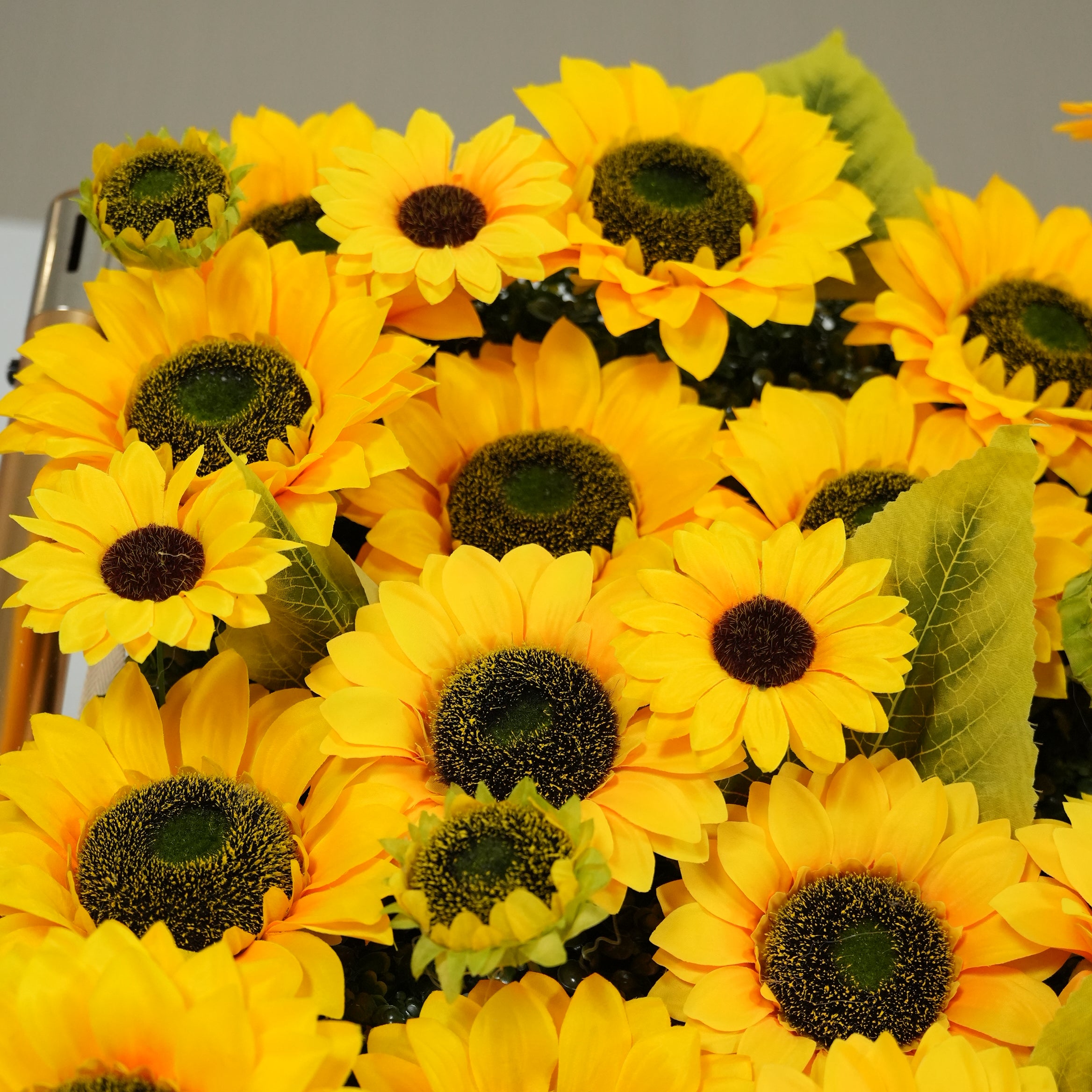 ValarFlowers 인공 꽃 벽 배경: Sunbliss 꽃 인공 꽃 벽 배경-빛나는 노란 해바라기 필드 에디션-VF-265-2