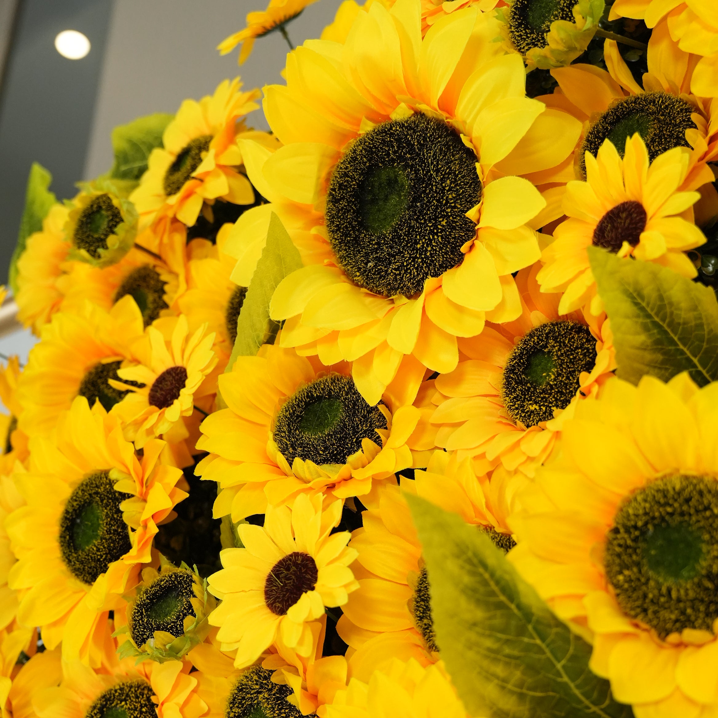 ValarFlowers 인공 꽃 벽 배경: Sunbliss 꽃 인공 꽃 벽 배경-빛나는 노란 해바라기 필드 에디션-VF-265-2