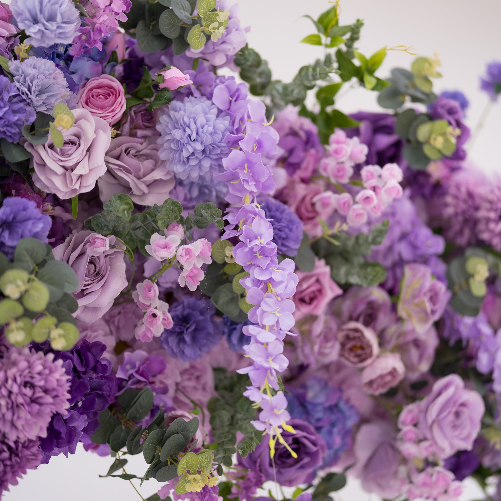 Valar Lavender Elegance – Una Exhibición Lujosa de Flores Moradas en un Arco Decorativo de Flores Artificiales de Tela VA-354