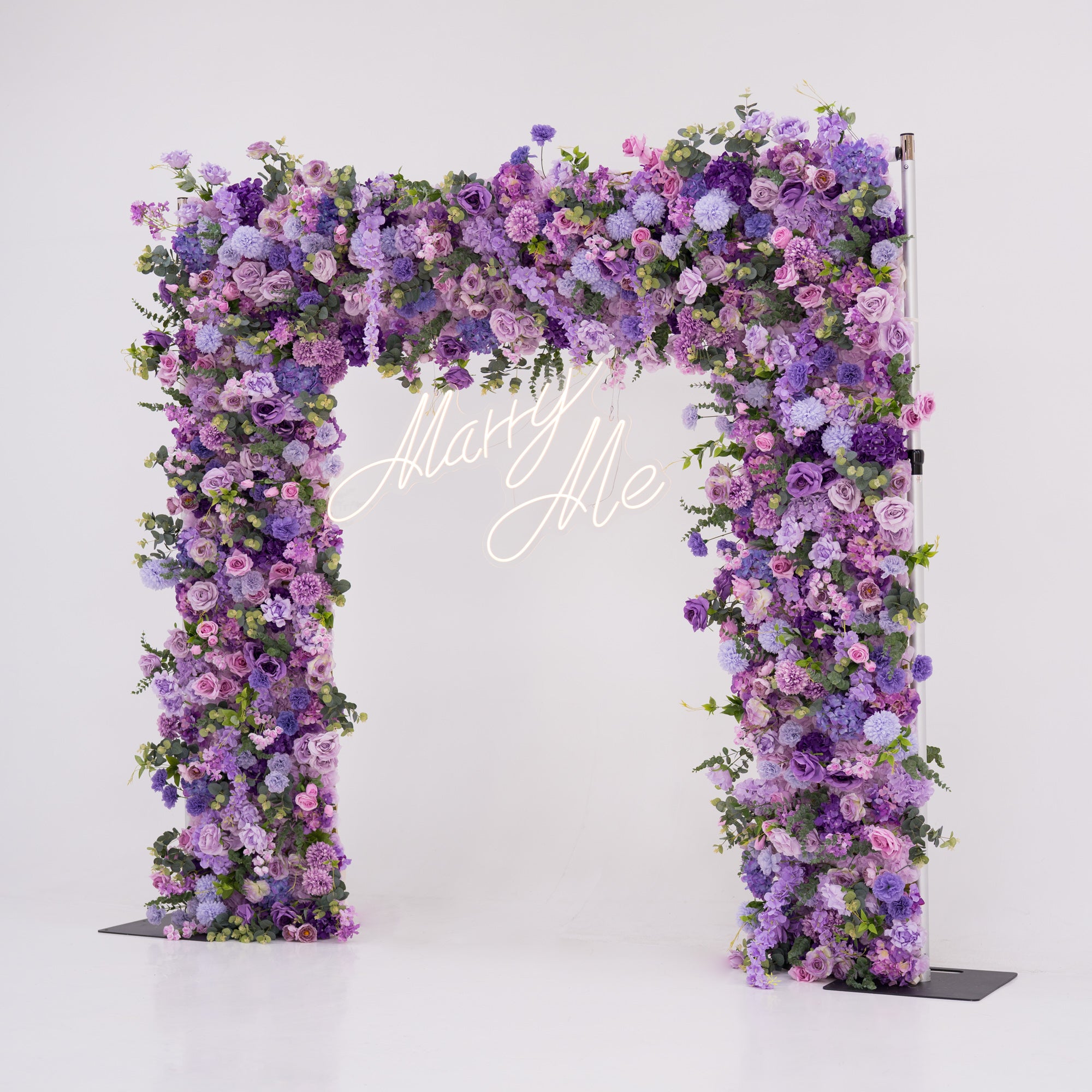 Valar Lavender Elegance – Una Exhibición Lujosa de Flores Moradas en un Arco Decorativo de Flores Artificiales de Tela VA-354